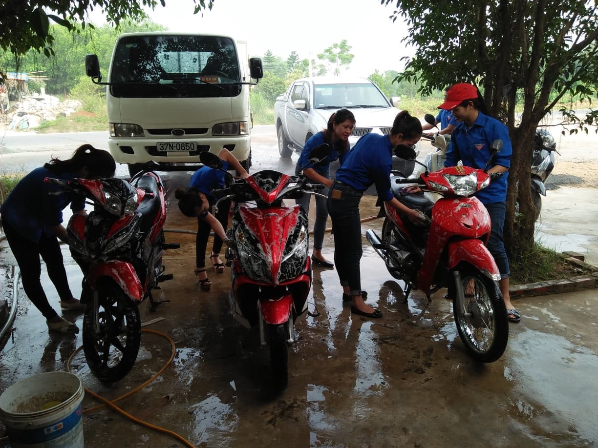 Điểm rửa xe đặc biệt thu hút sự quan tâm của nhiều người dân trên địa bàn. Ảnh: Minh Thái