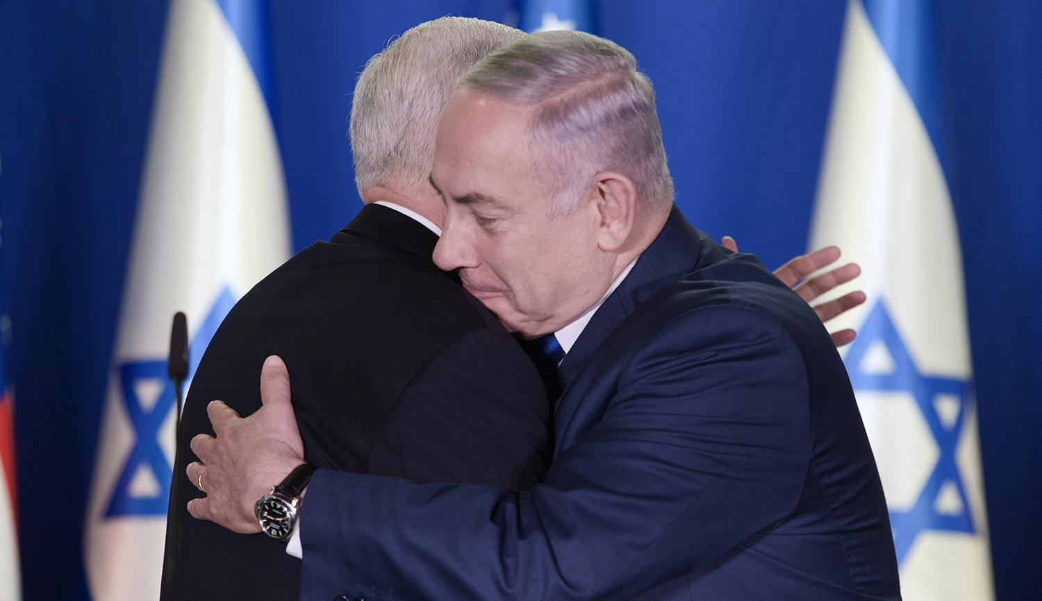 Thủ tướng Israel Benjamin Netanyahu ôm Phó Tổng thống Mỹ Mike Pence hôm 22/1/2018 tại Jerusalem. Ảnh: AFP