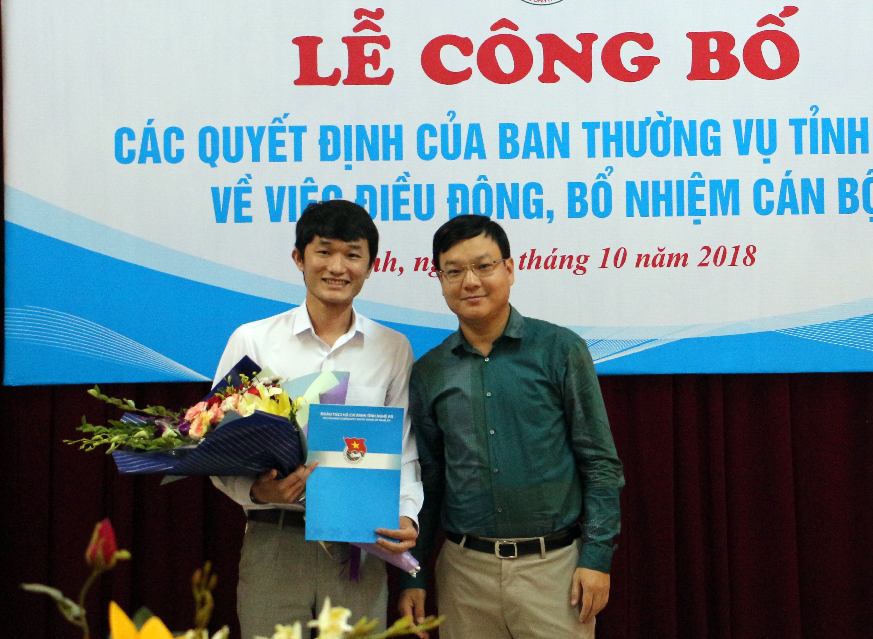 Đồng chí Phạm Tuấn Vinh - Ủy viên Ban Thường vụ Trung ương Đoàn, Bí thư Tỉnh đoàn trao Quyết định bổ nhiệm. Ảnh: 