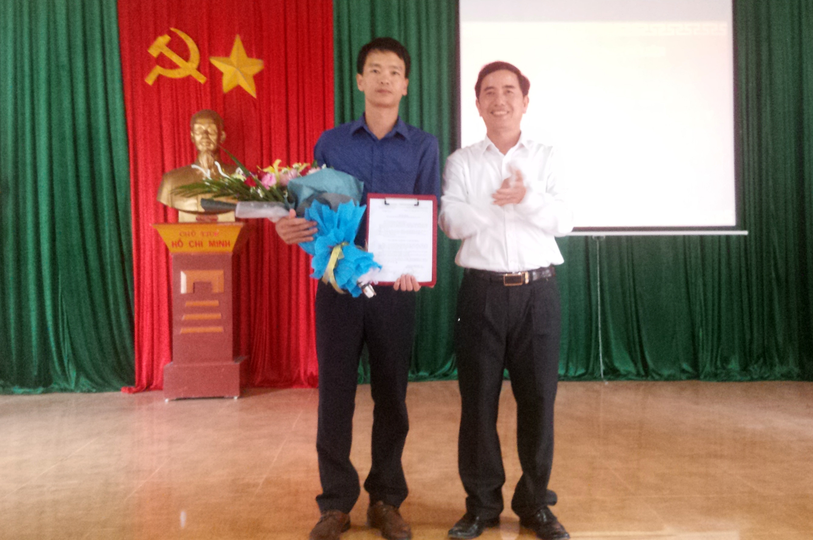 Lãnh đạo Huyện ủy Nghĩa Đàn trao quyết định cho đồng chí Nguyễn Văn Nam. Ảnh: Đức Anh