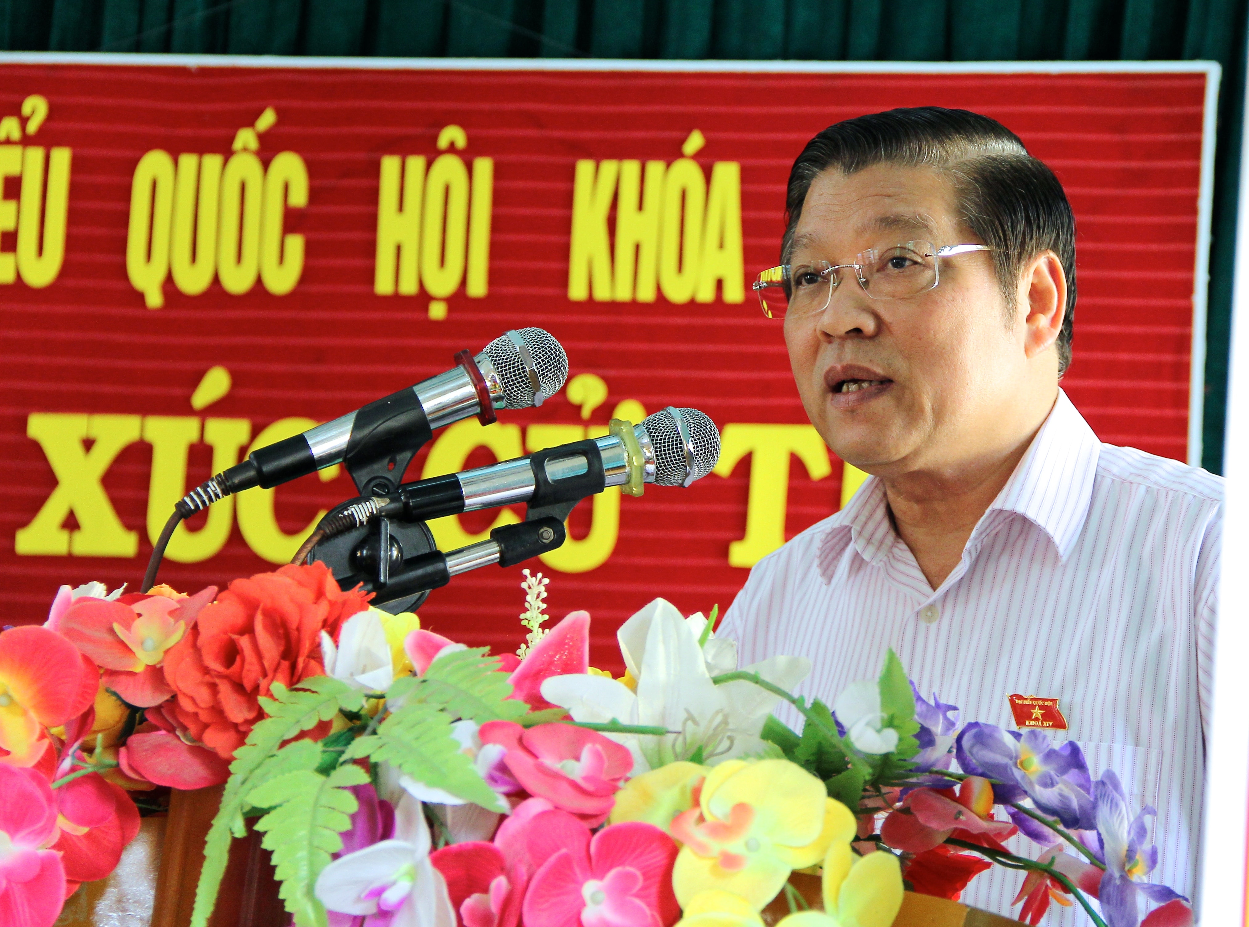 Bí thư Trung ương Đảng Phan Đình Trạc trực tiếp giải trình những kiến nghị của cử tri. Ảnh: Mỹ Nga 