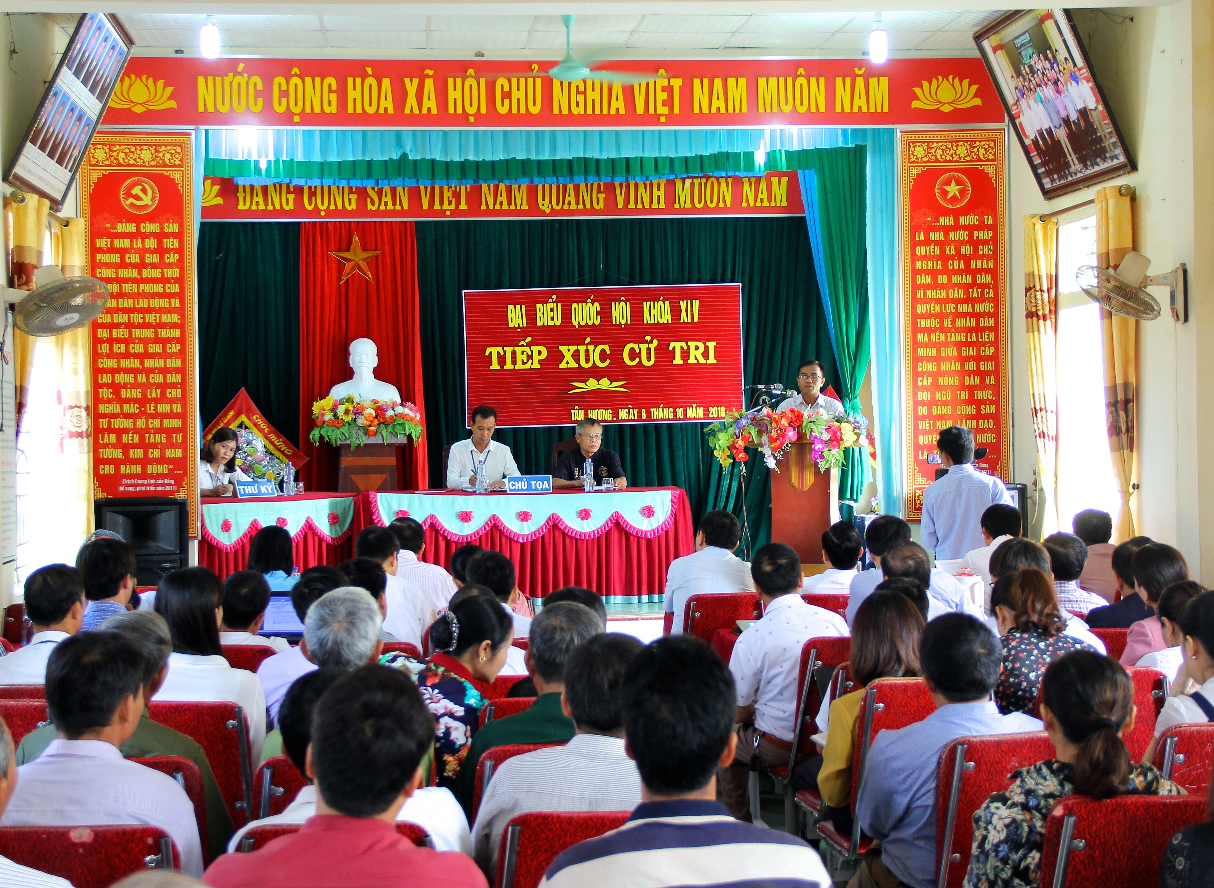 Đoàn ĐBQH tỉnh có buổi tiếp xúc cử tri tại xã Tân Hương. Ảnh: Mỹ Nga 