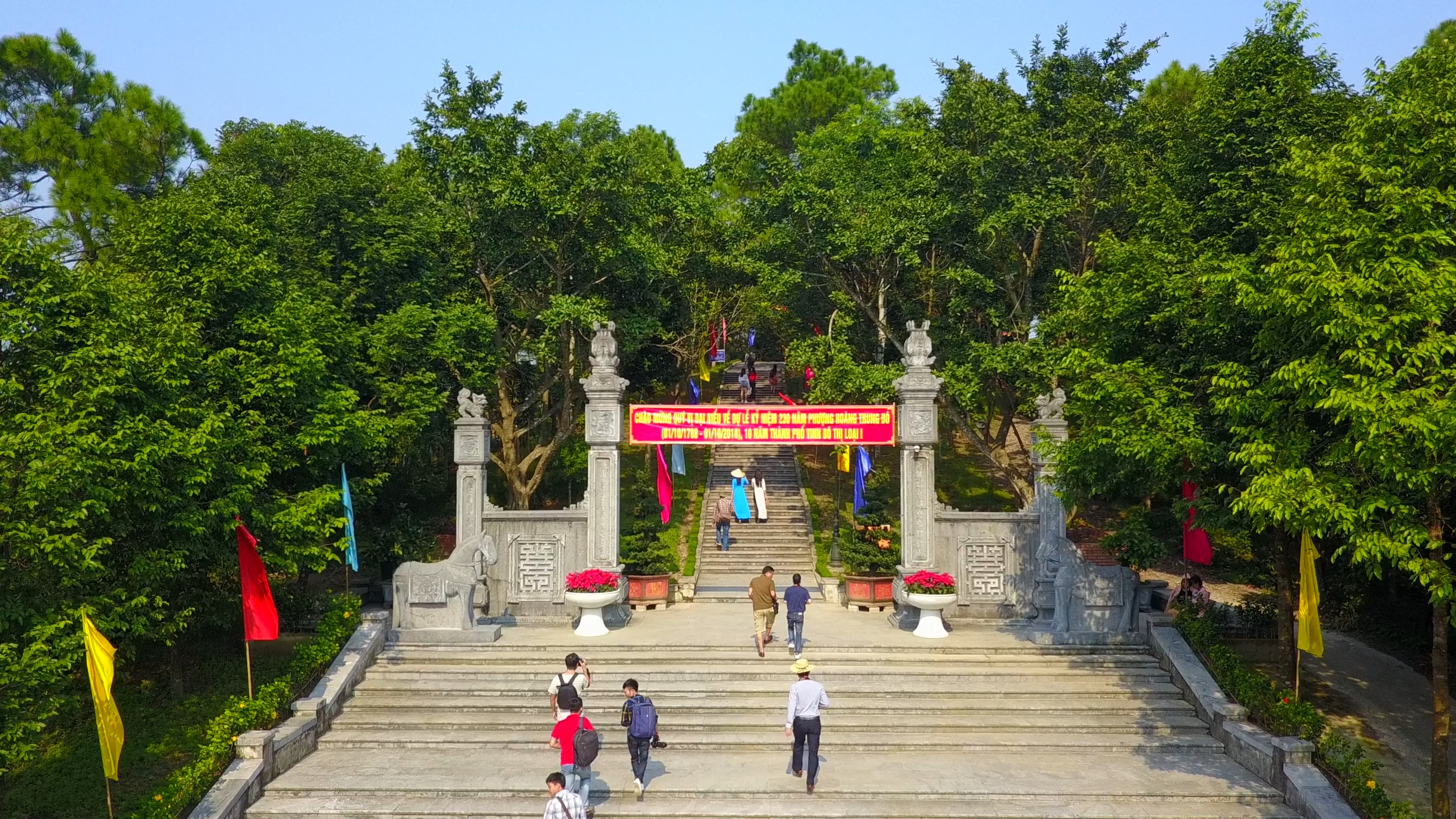 Du khách thăm đền thờ vua Quang Trung 