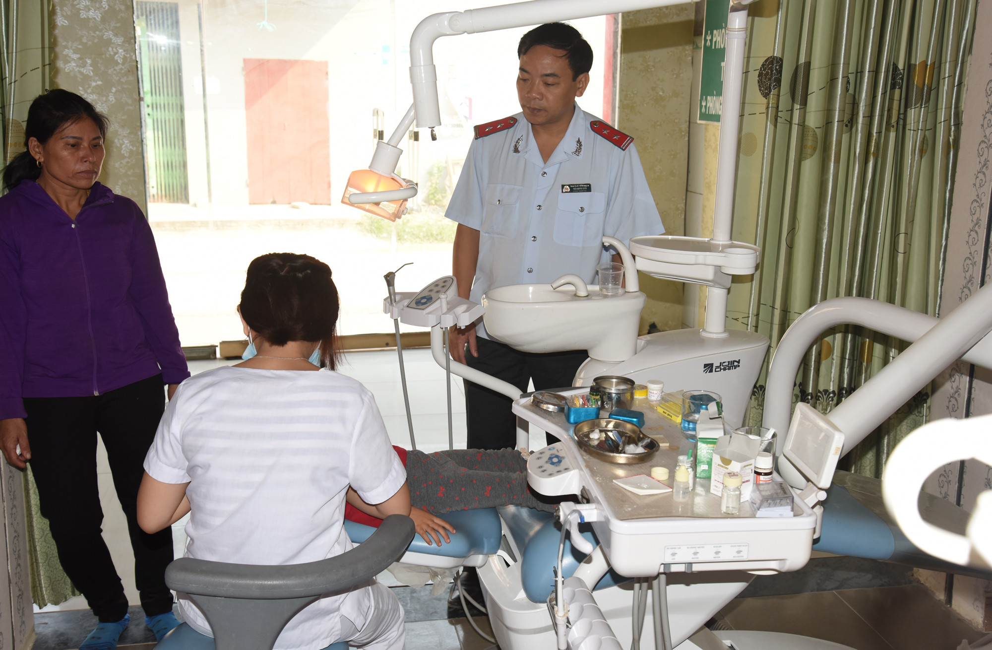 Tại thời điểm kiểm tra sáng ngày 8-10, điều dưỡng chưa có chứng chỉ hành nghề đang thực hiện xử lý tủy răng cho bệnh nhân. Ảnh: Thành Chung