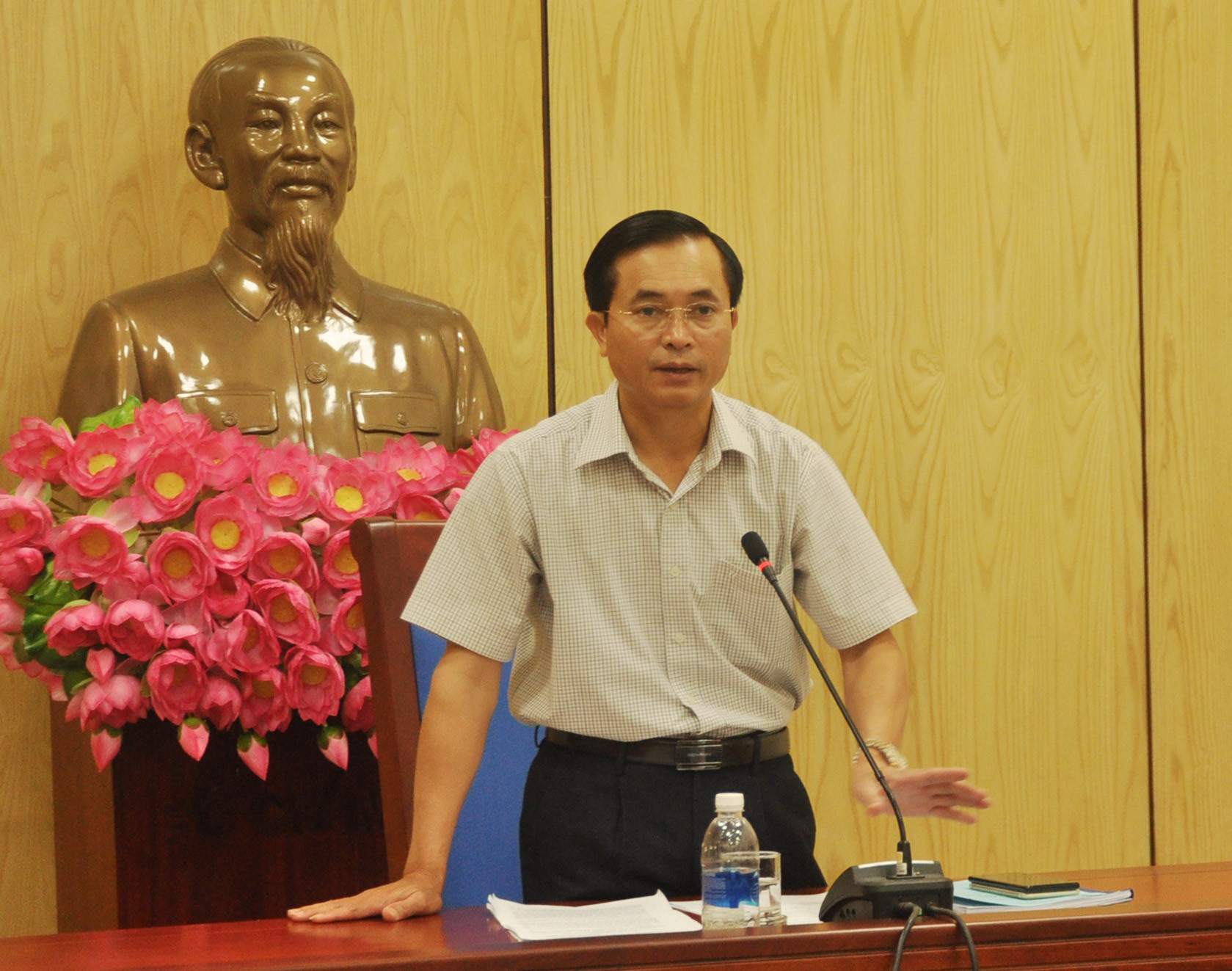 Phó chủ tịch UBND tỉnh Lê Ngọc Hoa kết luận cuộc họp. Ảnh Việt Phương