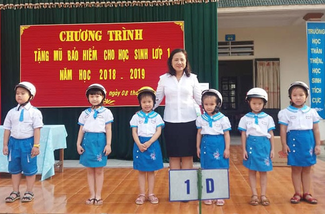 Tặng mũ bảo hiểm cho học sinh lớp 1