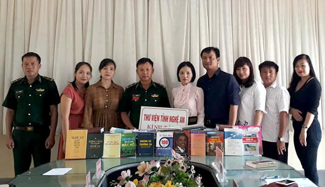 Thu viện tỉnh tặng sách Đồn biên phòng Quỳnh Phương