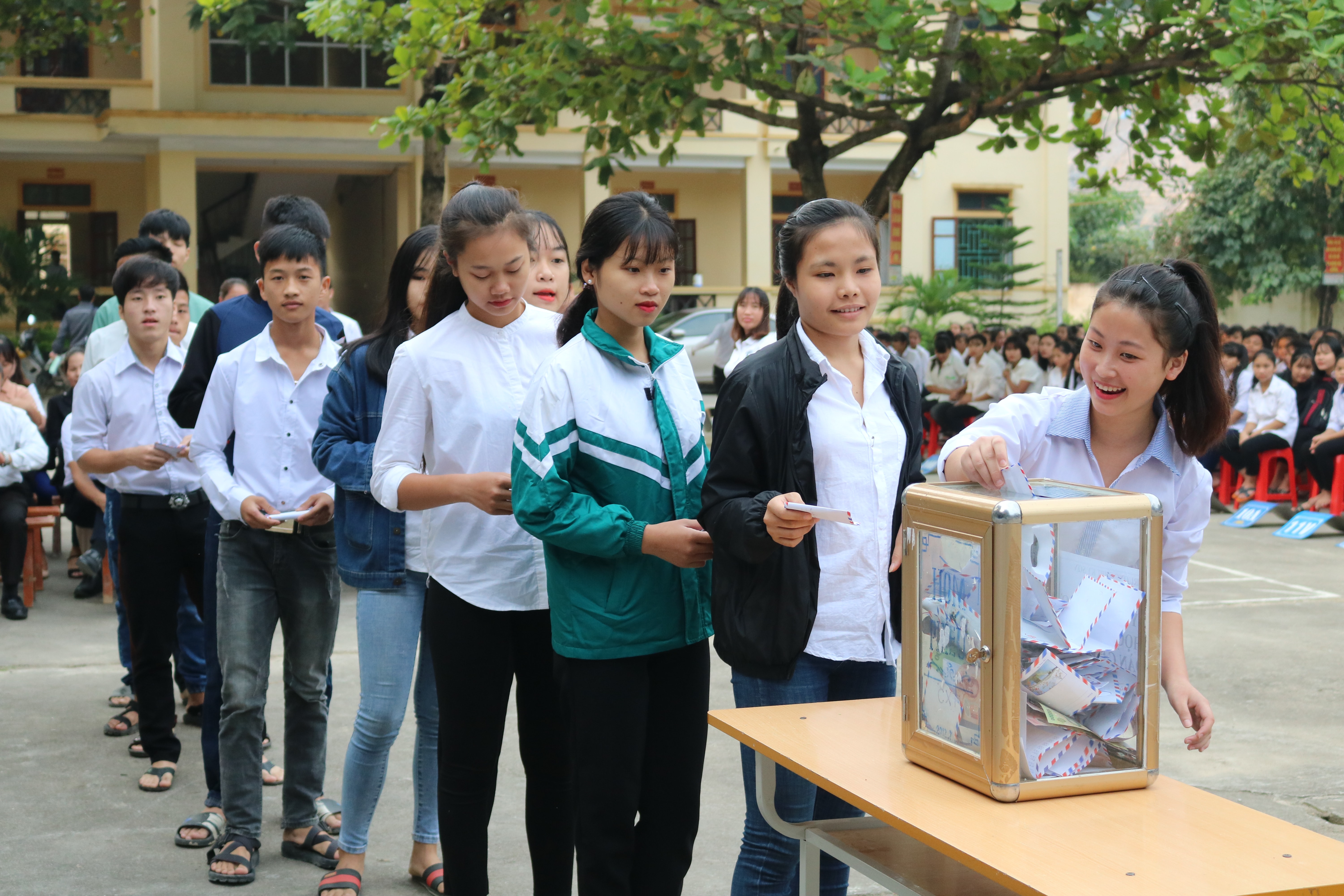 Tập thể cán bộ giáo viên và các em học sinh đã tự nguyện quyên góp được 11 triệu đồng ủng hộ gia đình em Moong Y Trọng bị thiệt hại nặng về người và tài sản trong cơn bão số 4