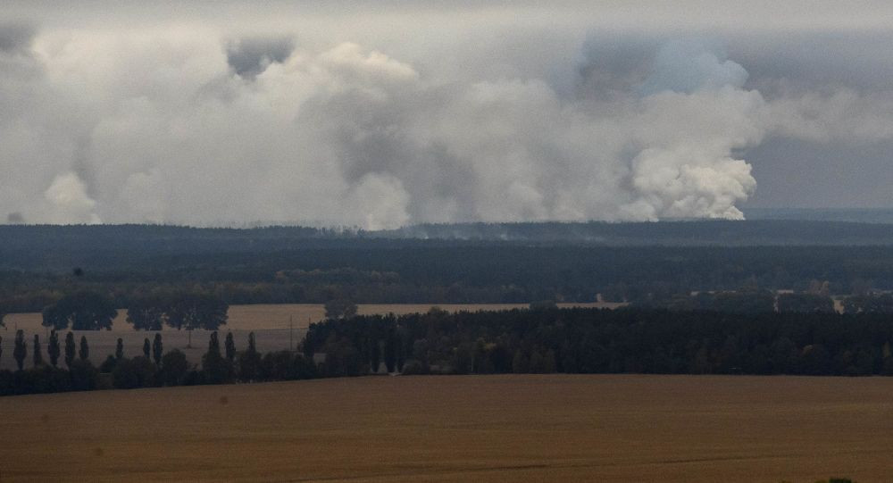 Vụ nổ xảy ra trong kho quân sự ở Ukraina. Ảnh: Reuters