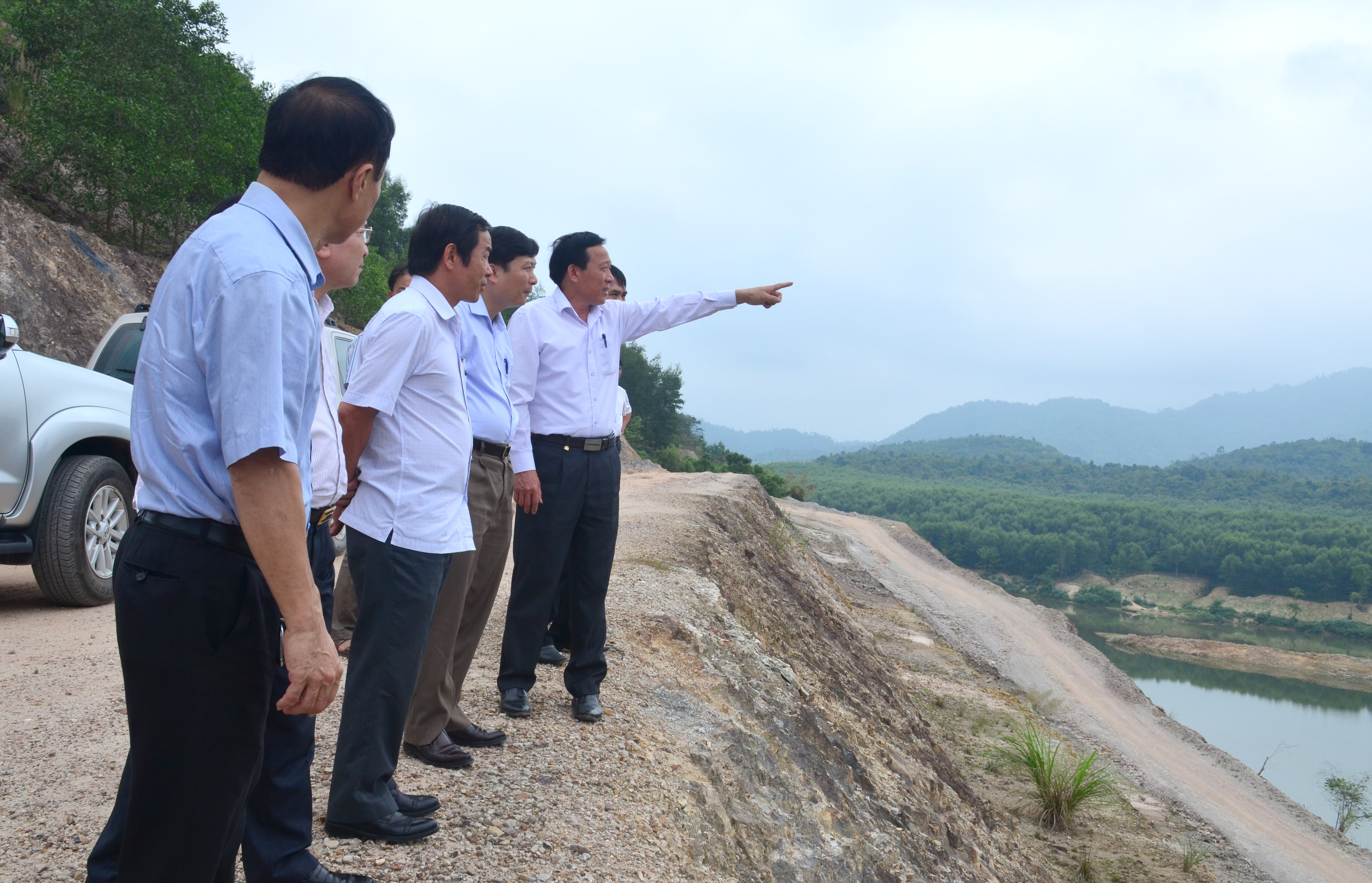 Đồng chí Lê Hồng Vinh cùng đoàn giám sát tại hạng mục kênh dẫn dòng thuộc dự án hồ chứa nước Bản Mồng, huyện Quỳ Hợp.Ảnh Thành Duy