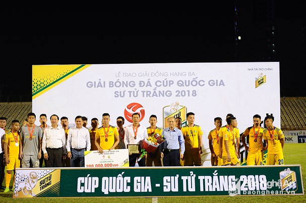 Các cầu thủ SLNA nhận huy chương đồng tại Cúp QG 2018. Ảnh tư liệu