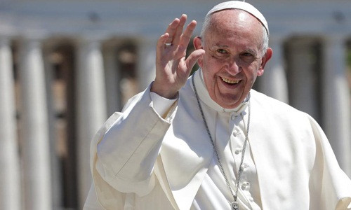 Giáo hoàng Francis nói chuyện với các tín đồ ở Vatican hồi năm 2017. Ảnh: Reuters.
