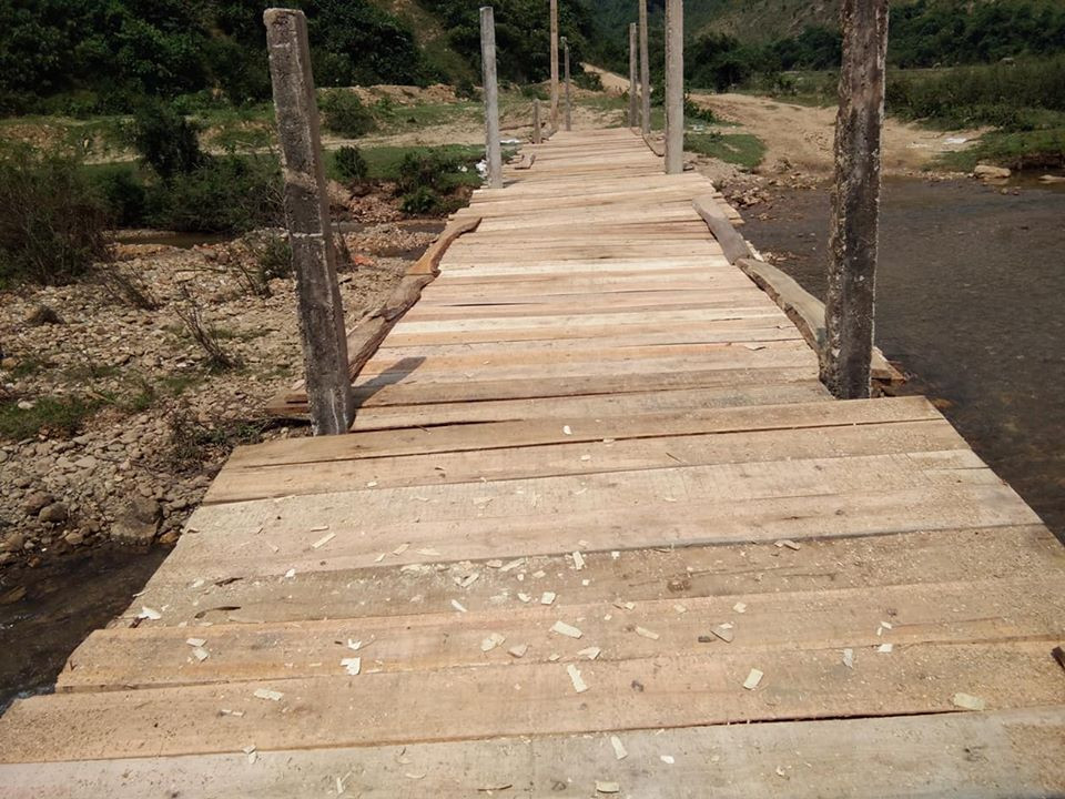 Cây cầu tạm tạo điều kiện thuận lợi cho dân bản Kẻ Tre trong việc đi lại. Ảnh: Minh Hạnh
