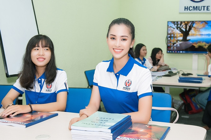 Người đẹp 18 tuổi trẻ trung với áo đồng phục của trường và tham dựtiết học tiếng Anh. Sự xuất hiện của cô nhanh chóng thu hút chú ý của bạn bè cùng lớp.