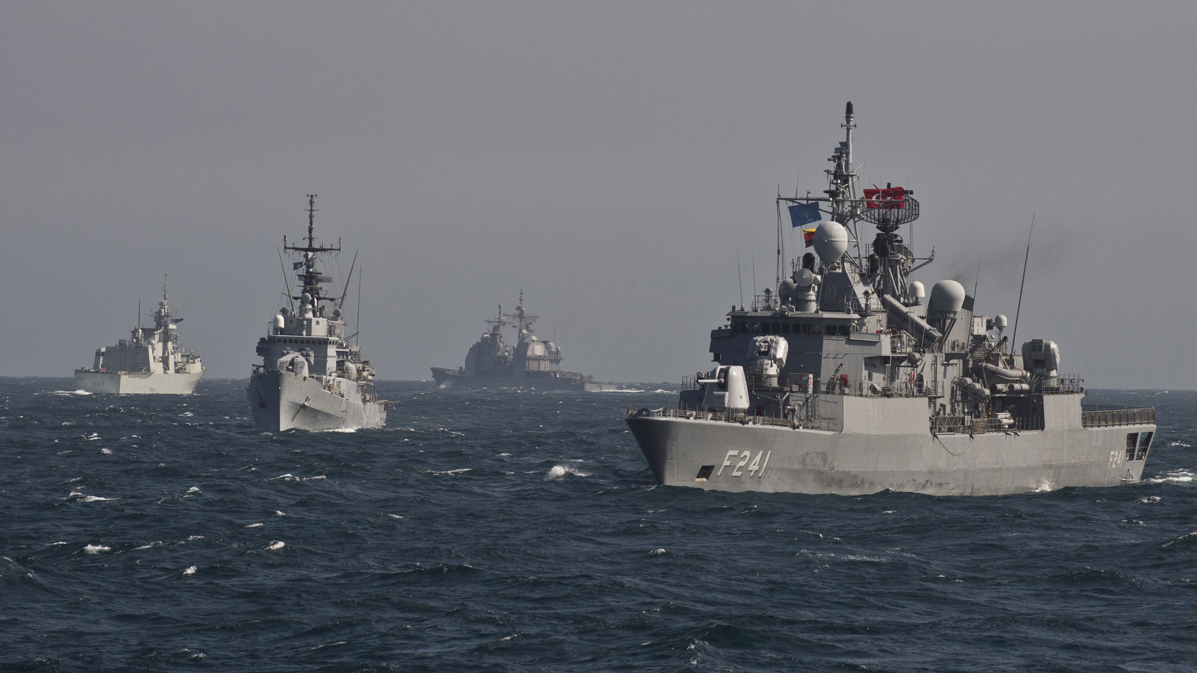 NATO và Nga: Sự đối đầu mới? Ảnh: AP
