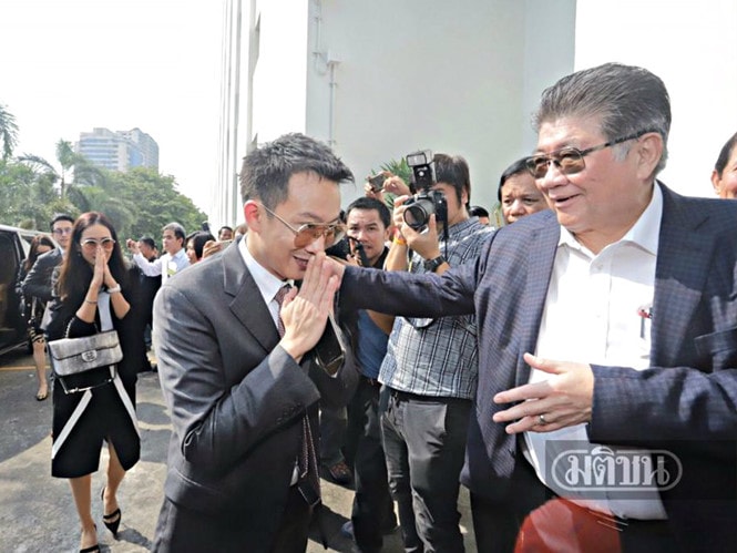 Panthongtae Shinawatra đến tòa để nghe quyết định khởi tố /// Matichon 