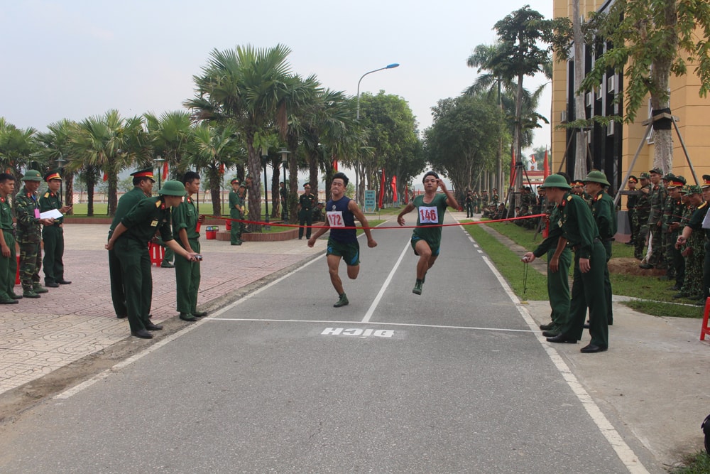 Các vận động viên tham gia thi tài ở nội dung chạy 100m. Ảnh: Nguyễn Đức Cương