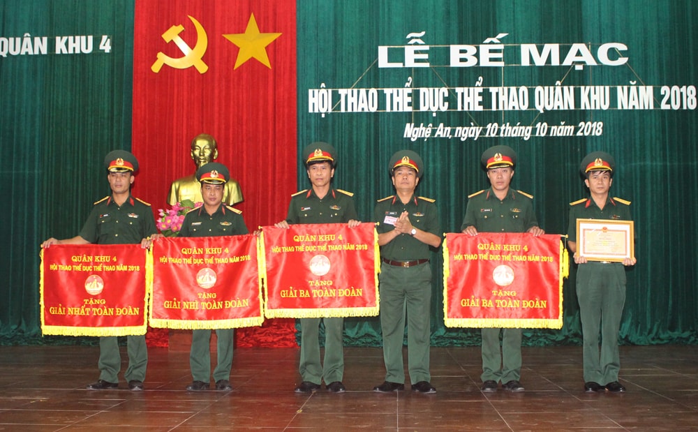 Ban tổ chức trao Cờ cho các đơn vị đạt giải Nhất, Nhì, Ba toàn đoàn. Ảnh: Nguyễn Đức Cương