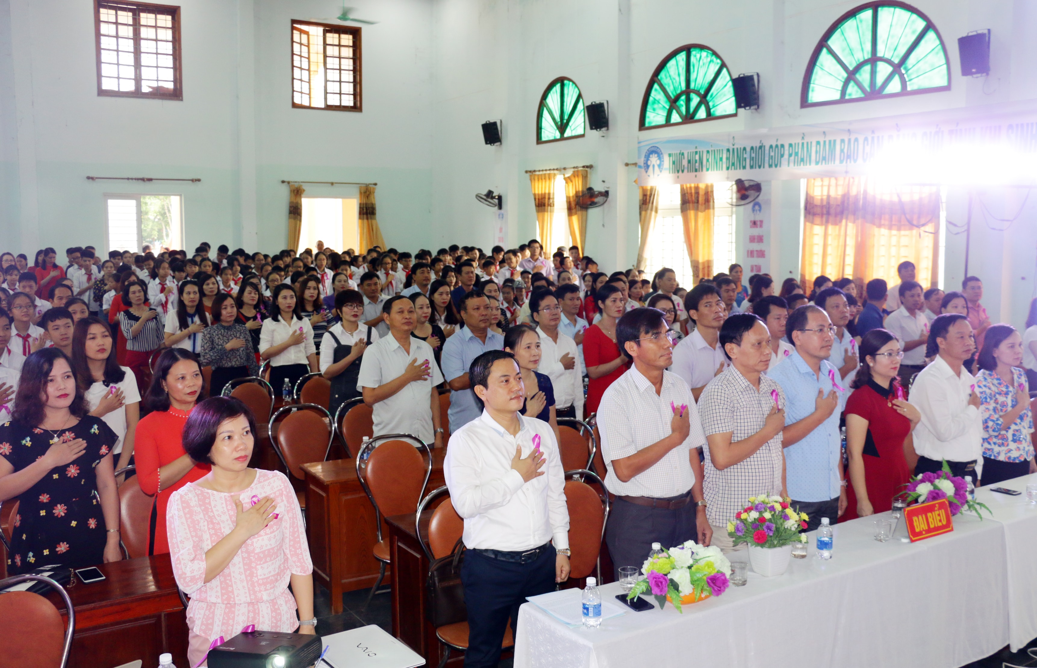 Các đại biểu thể hiện thông điệp về ngày Quốc tế phụ nữ. Ảnh - Mỹ Hà