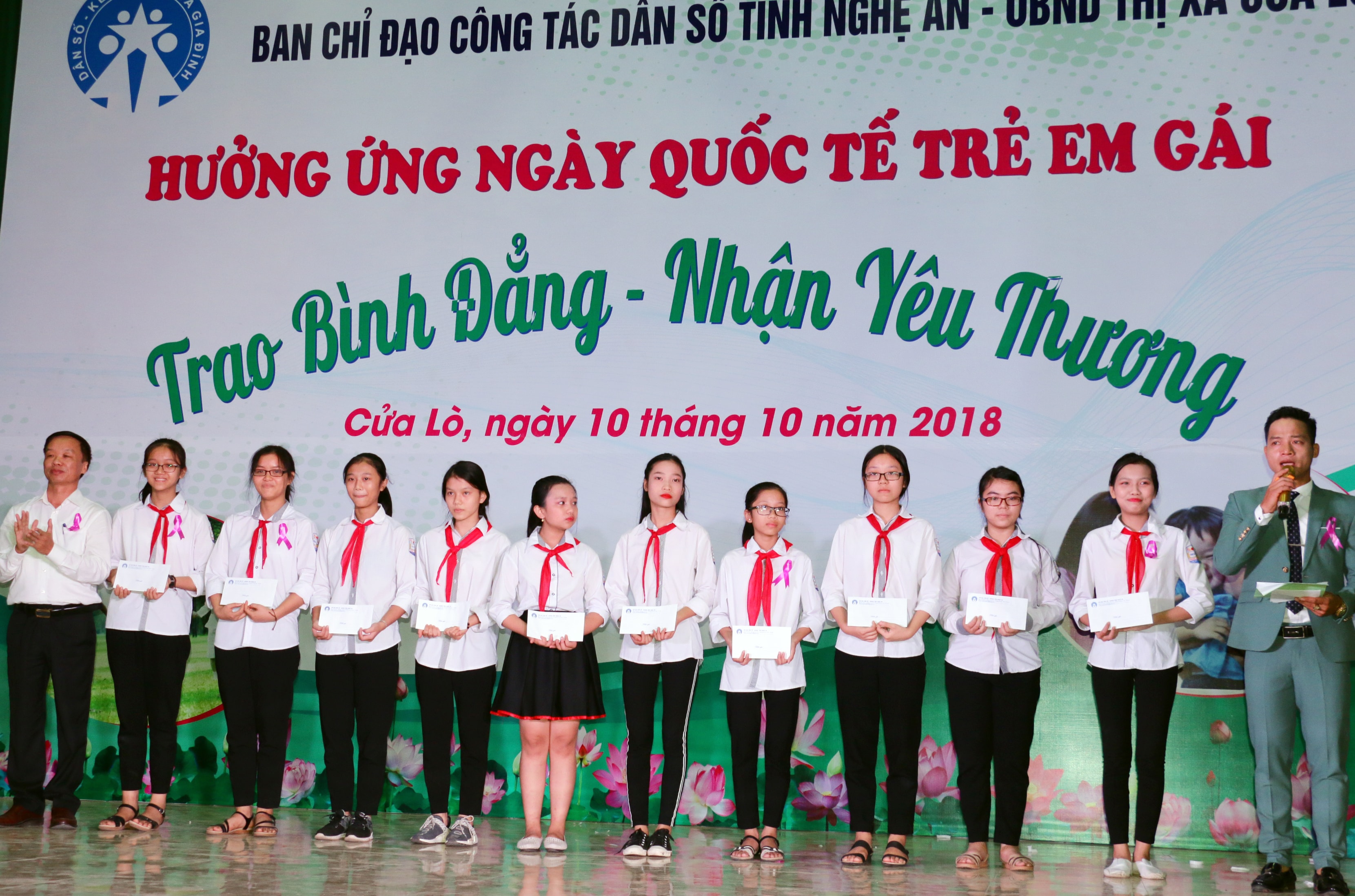 Đồng chí Nguyễn Văn Tân - Chi cục trưởng Chi cục trưởng Chi cục Dân số - KHHGĐ tặng quà cho những học sinh có hoàn cảnh khó khăn, nỗ lực trong học tập. Ảnh: Mỹ Hà.