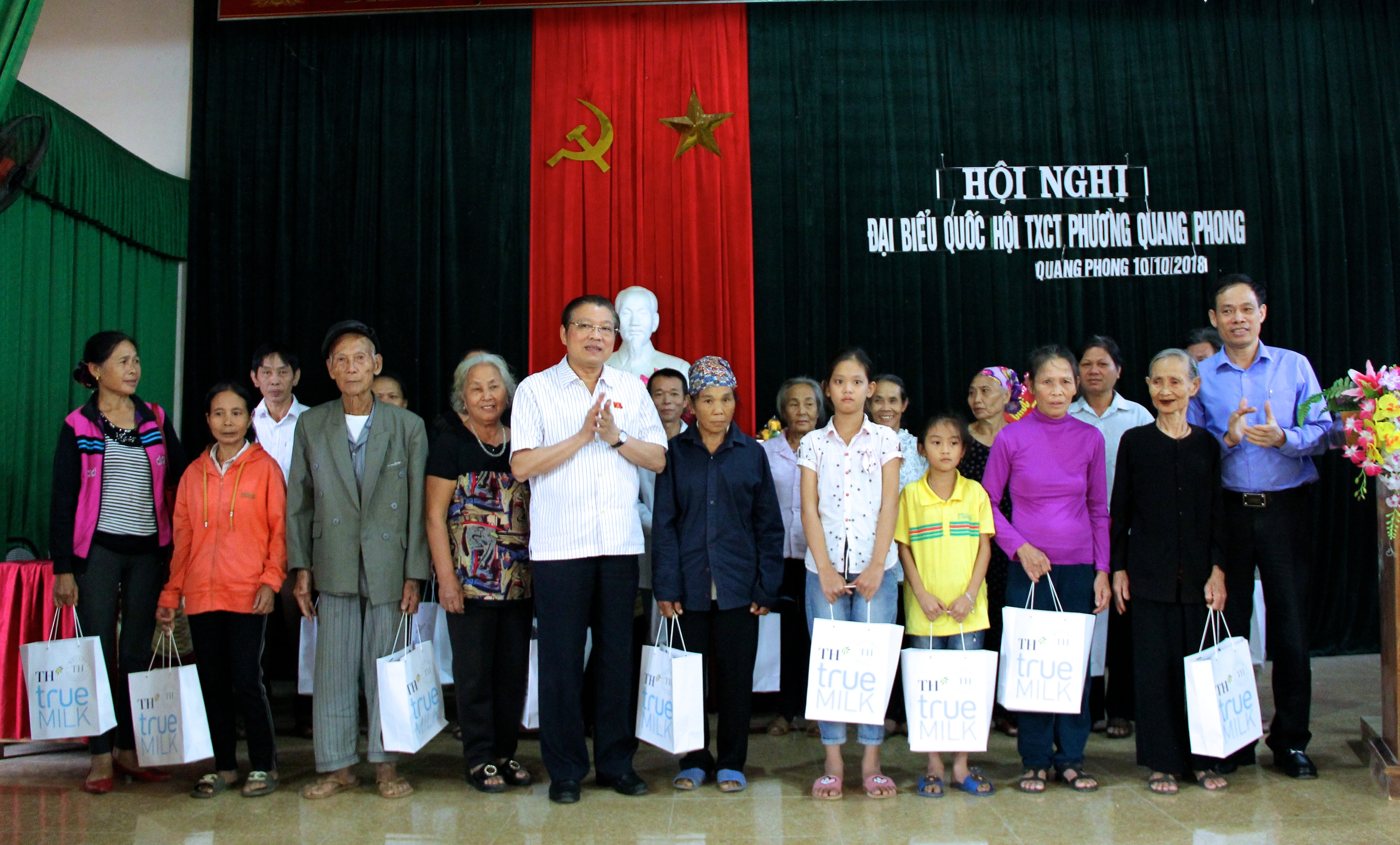 Dịp này, đoàn ĐBQH trao quà cho 20 hộ gia đình chính sách có hoàn cảnh khó khăn và hộ nghèo của phường Quang Phong. Ảnh: Mỹ Nga