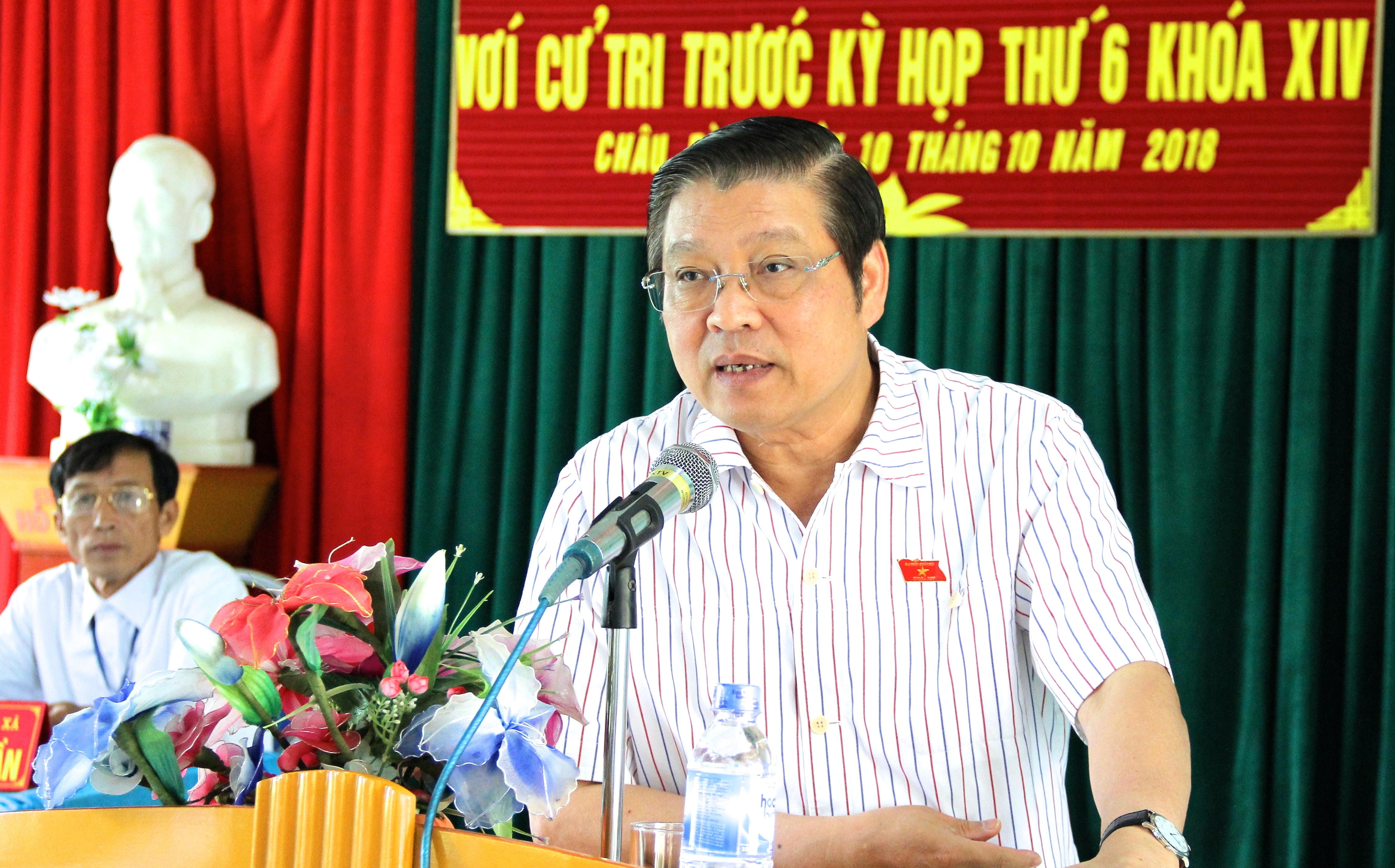 Bí thư Trung ương Đảng Phan Đình Trạc trực tiếp giải trình những kiến nghị của cử tri. Ảnh: Mỹ Nga 