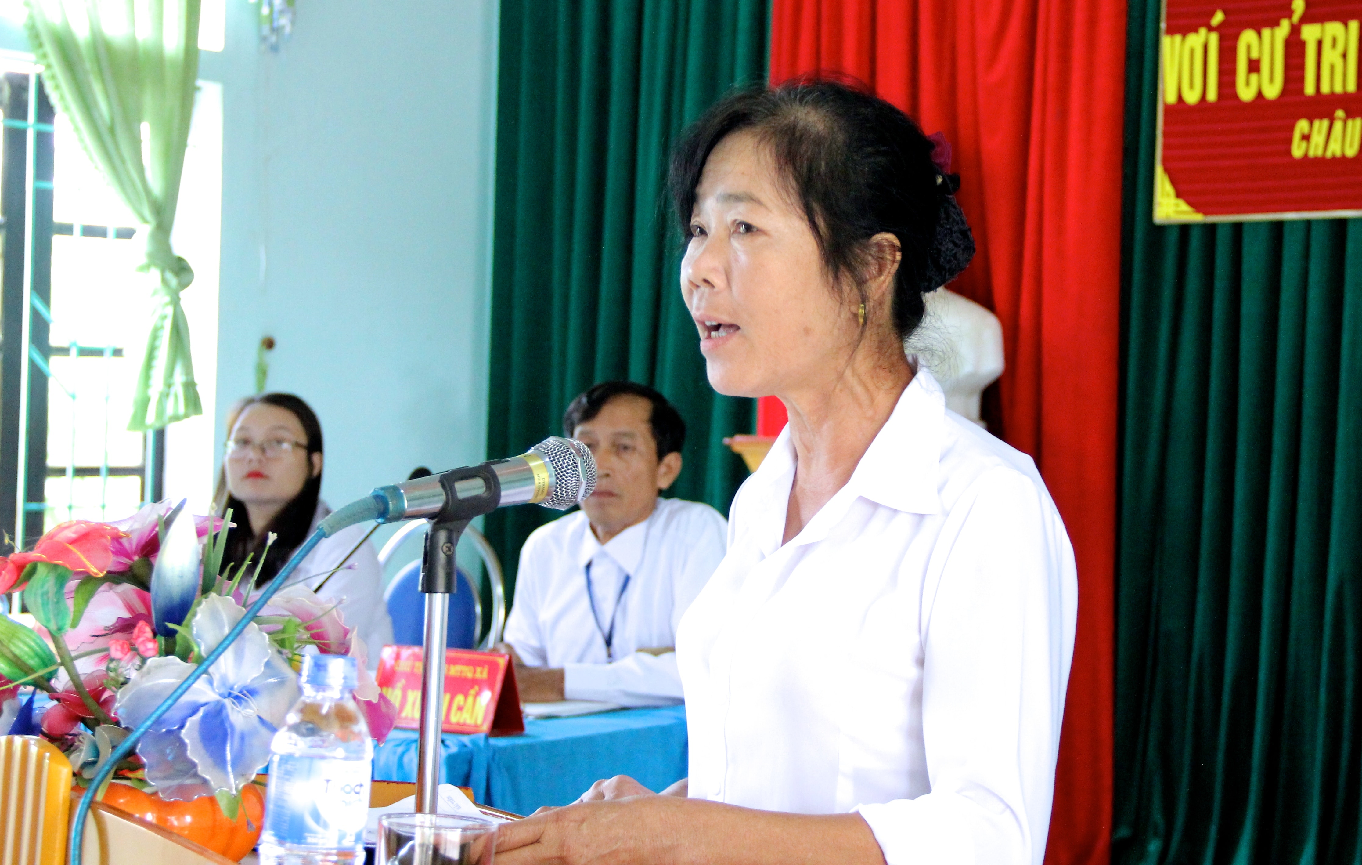 Cử tri xã Châu Đình thẳng thắn kiến nghị những vấn đề quan tâm. Ảnh: Mỹ Nga 