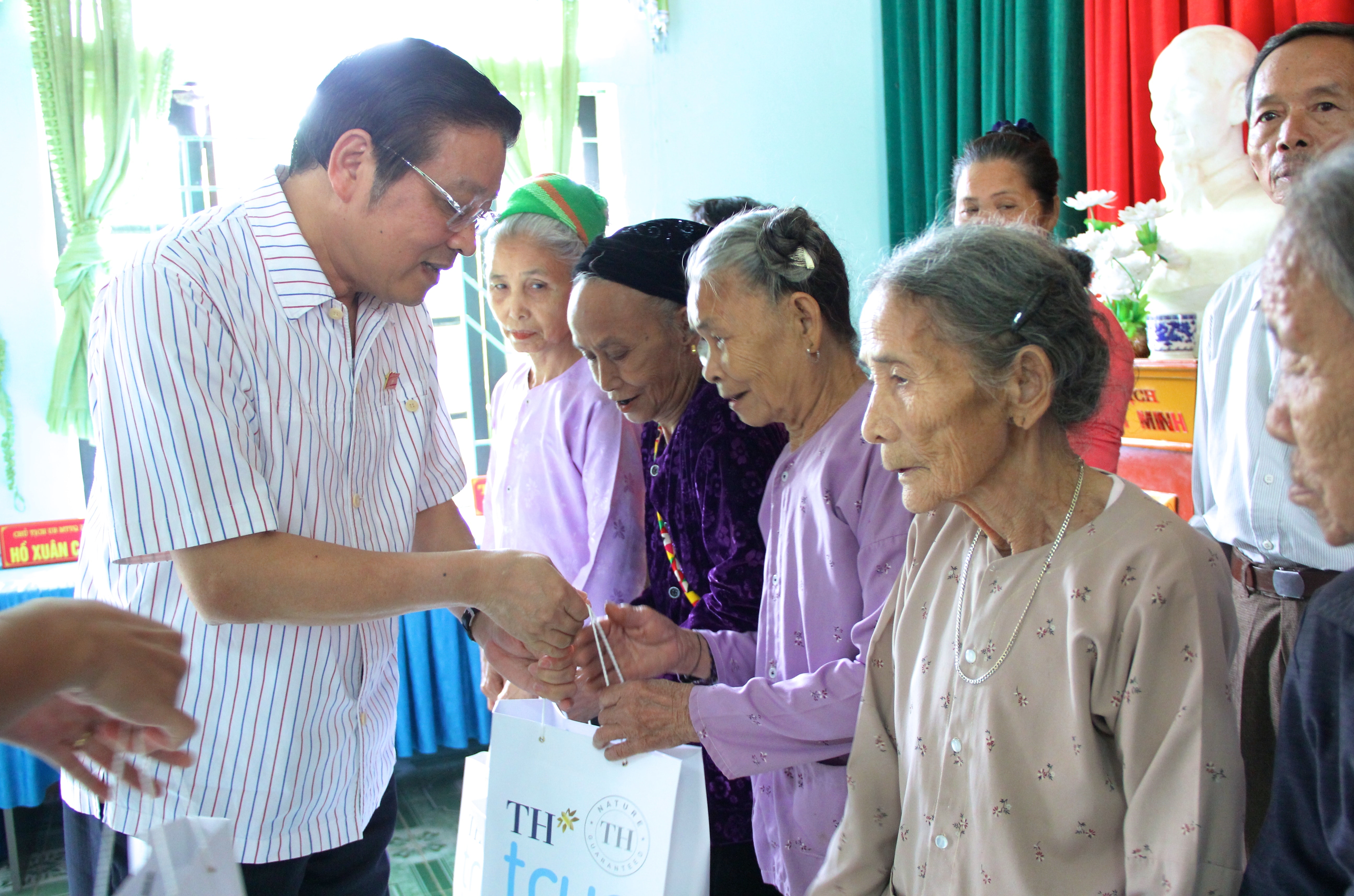 Bí thư Trung ương Đảng Phan Đình Trạc trao quà cho các hộ gia đình có hoàn cảnh khó khăn. Ảnh: Mỹ Nga 