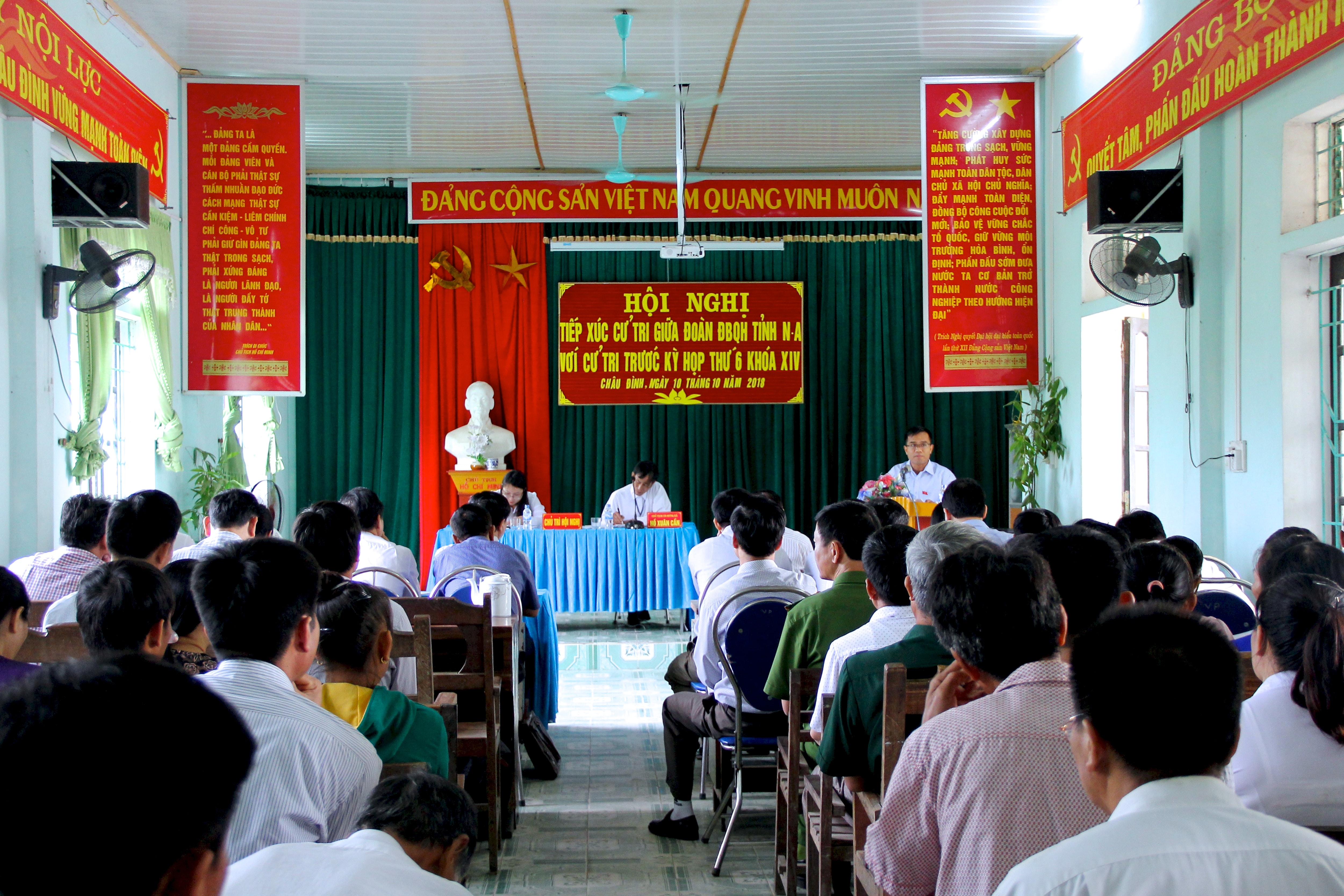 Thay mặt đoàn ĐBQH, đại biểu Moong Văn Tình thông báo dự kiến chương trình kỳ họp thứ 6, Quốc hội khóa XIV. Ảnh: Mỹ Nga