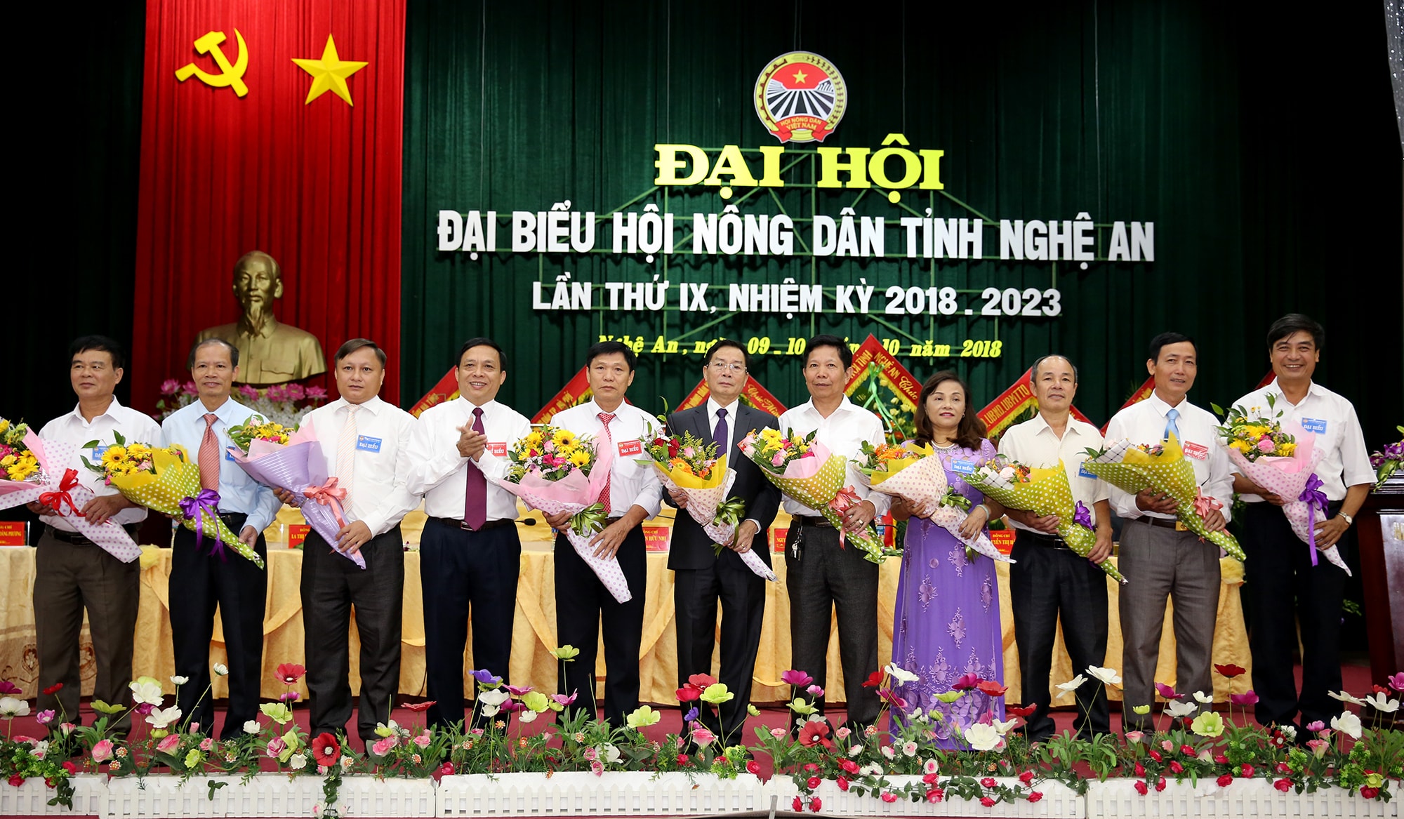 Ông Nguyễn Quang Tùng tặng hoa 