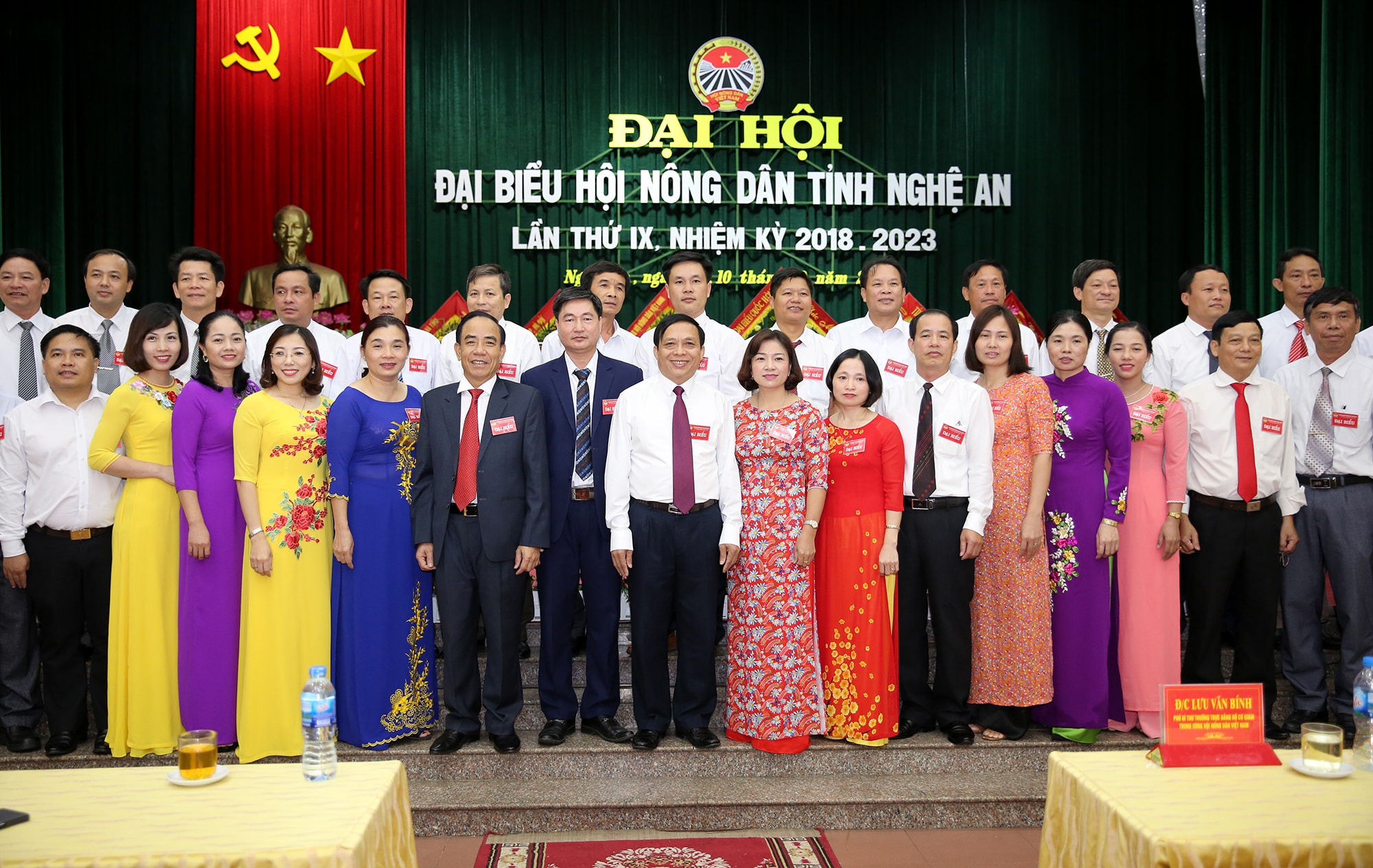 Ban Chấp hành khóa mới ra mắt nhận nhiệm vụ. Ảnh: Đức Anh