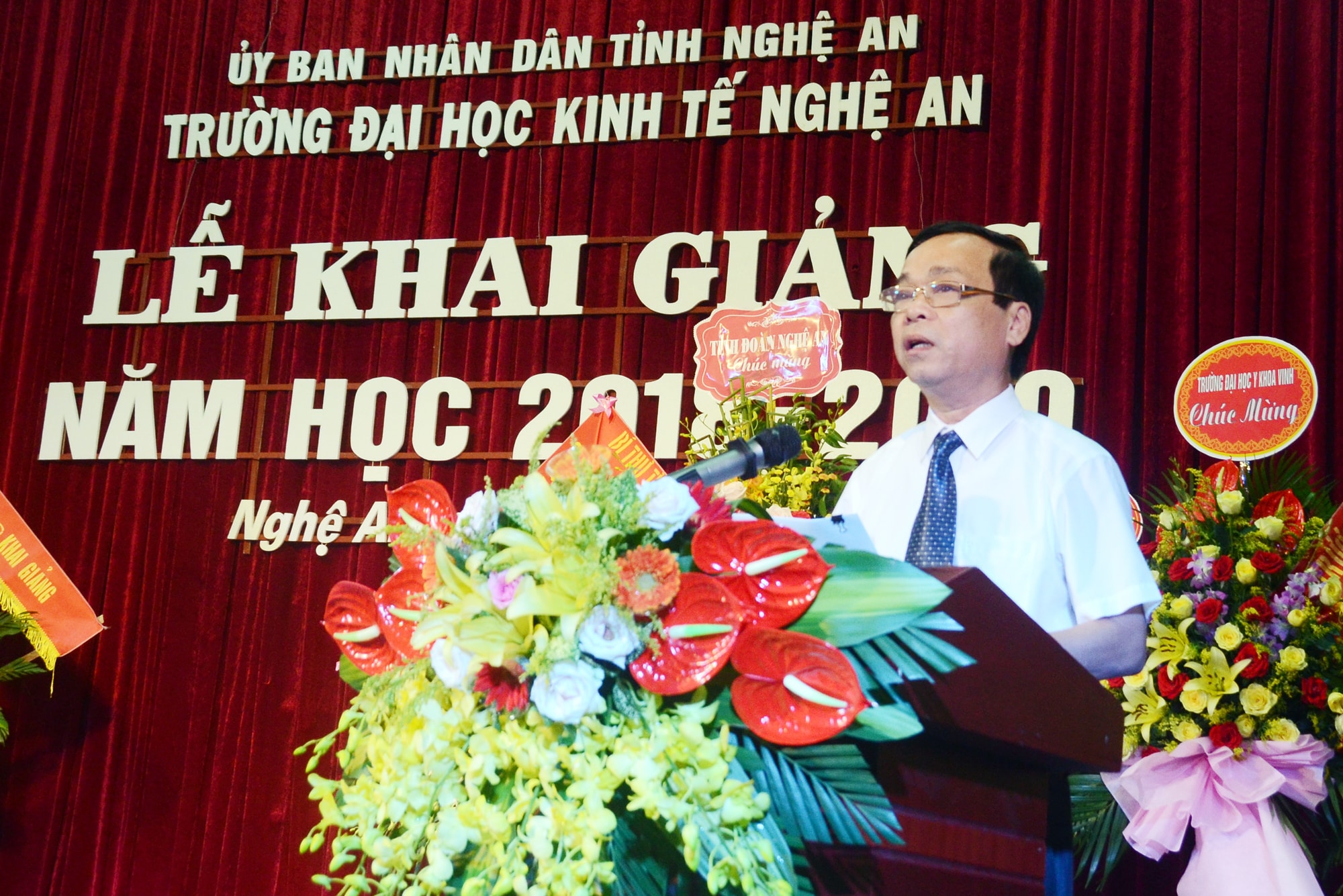 Tiến sĩ Dương Xuân Thao, Hiệu trưởng Trường Đại học Kinh tế Nghệ An phát biểu khai giảng năm 2018-2019. Ảnh: Thành Chung