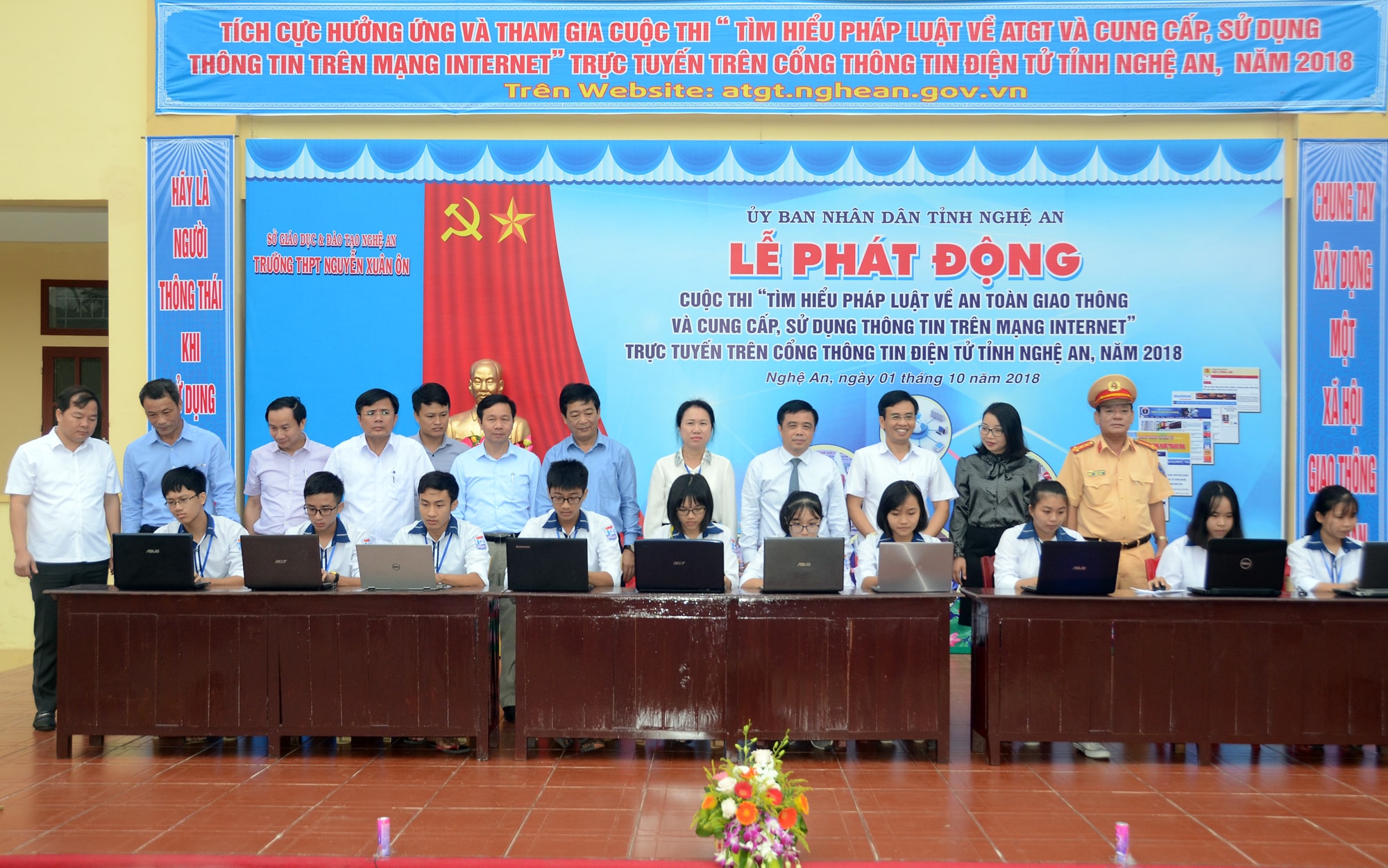 Lễ phát động thi “Tìm hiểu pháp luật an toàn giao thông và cung cấp, sử dụng thông tin trên mạng internet” 2018. Ảnh: Thành Chung