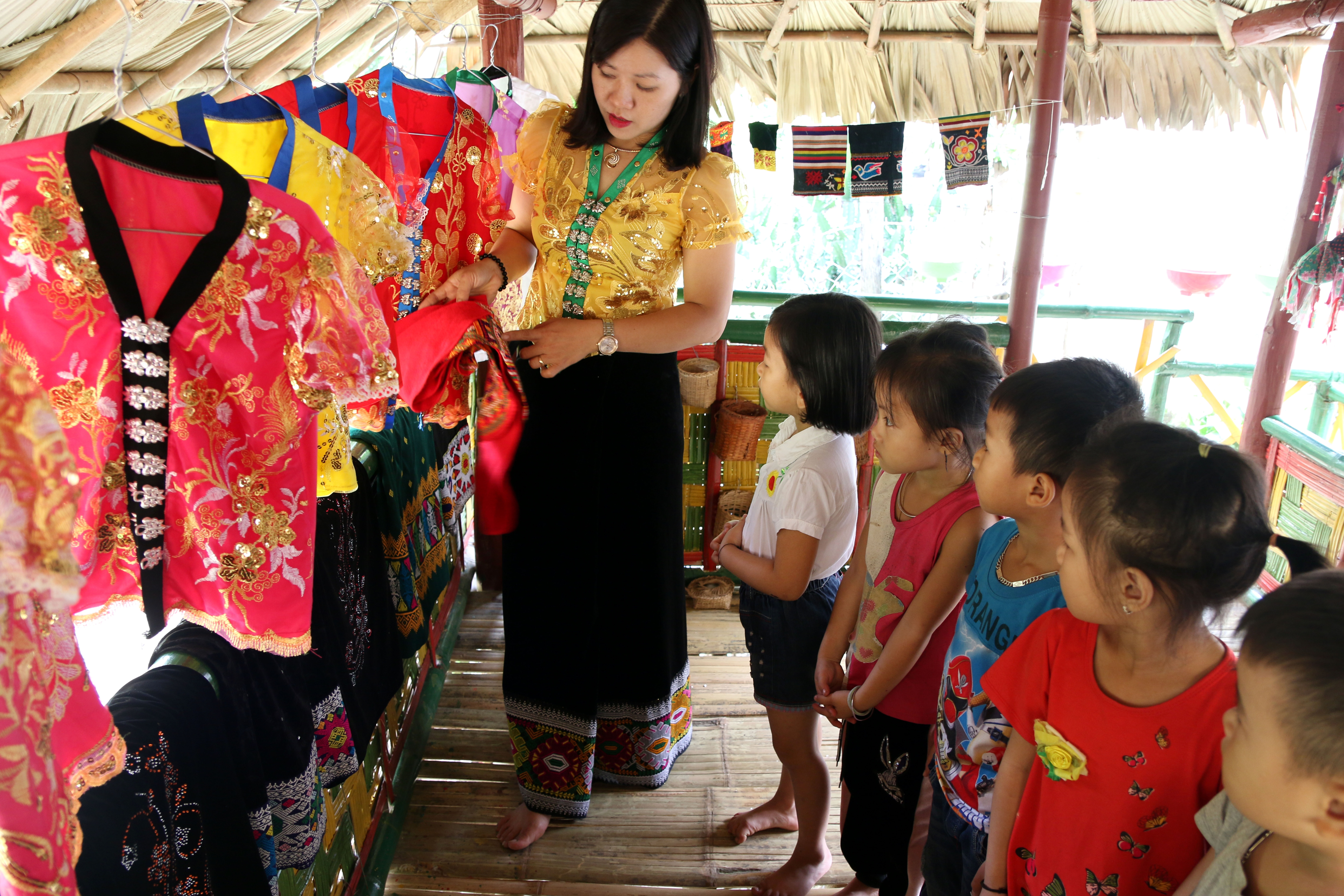 2.Các bé được tham quan trong không gian mang đậm bản sắc văn hóa; tham gia nhiều trò chơi dân gian, lồng ghép dạy các kỹ năng cho trẻ. Ảnh: Đình Tuân