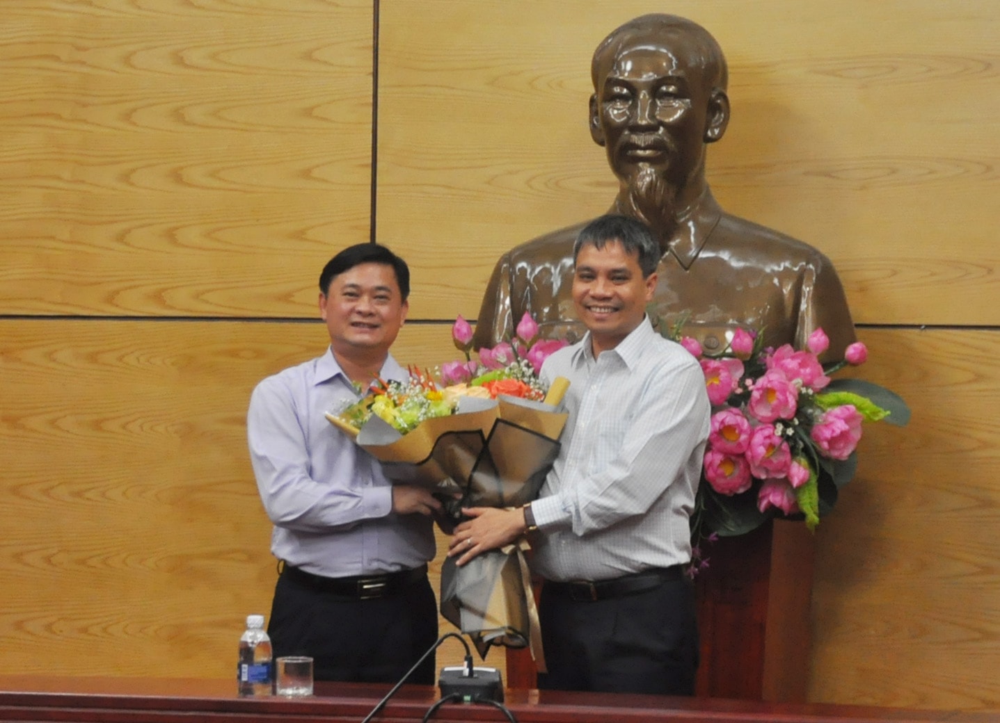 Tổng giám đốc Cảng hàng không Việt Nam Vũ Thế Phiệt tặng hoa chúc mừng tân chủ tịch UBND tỉnh Nghệ An Thái Thanh Quý. Ảnh: Thu Huyền