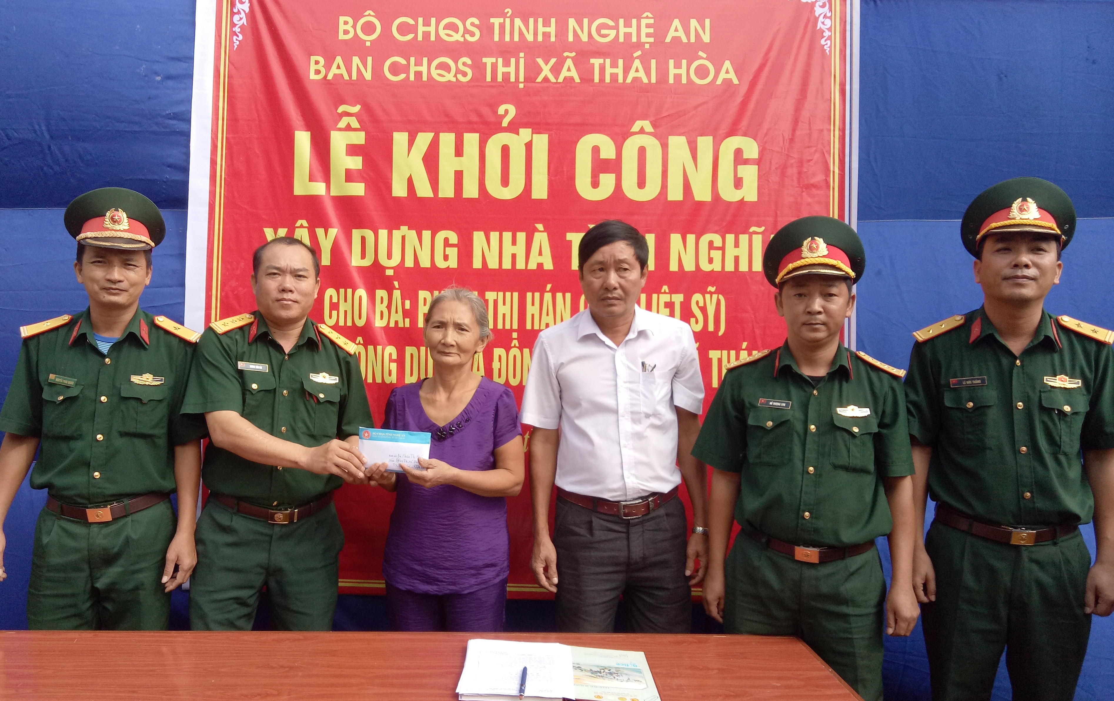 Ban chỉ huy Quân sự thị xã Thái Hòa trao số tiền 70 triệu đồng cho bà Phan Thị Hán xây lượng nhà Tình nghĩa. Ảnh: Quang Huy.