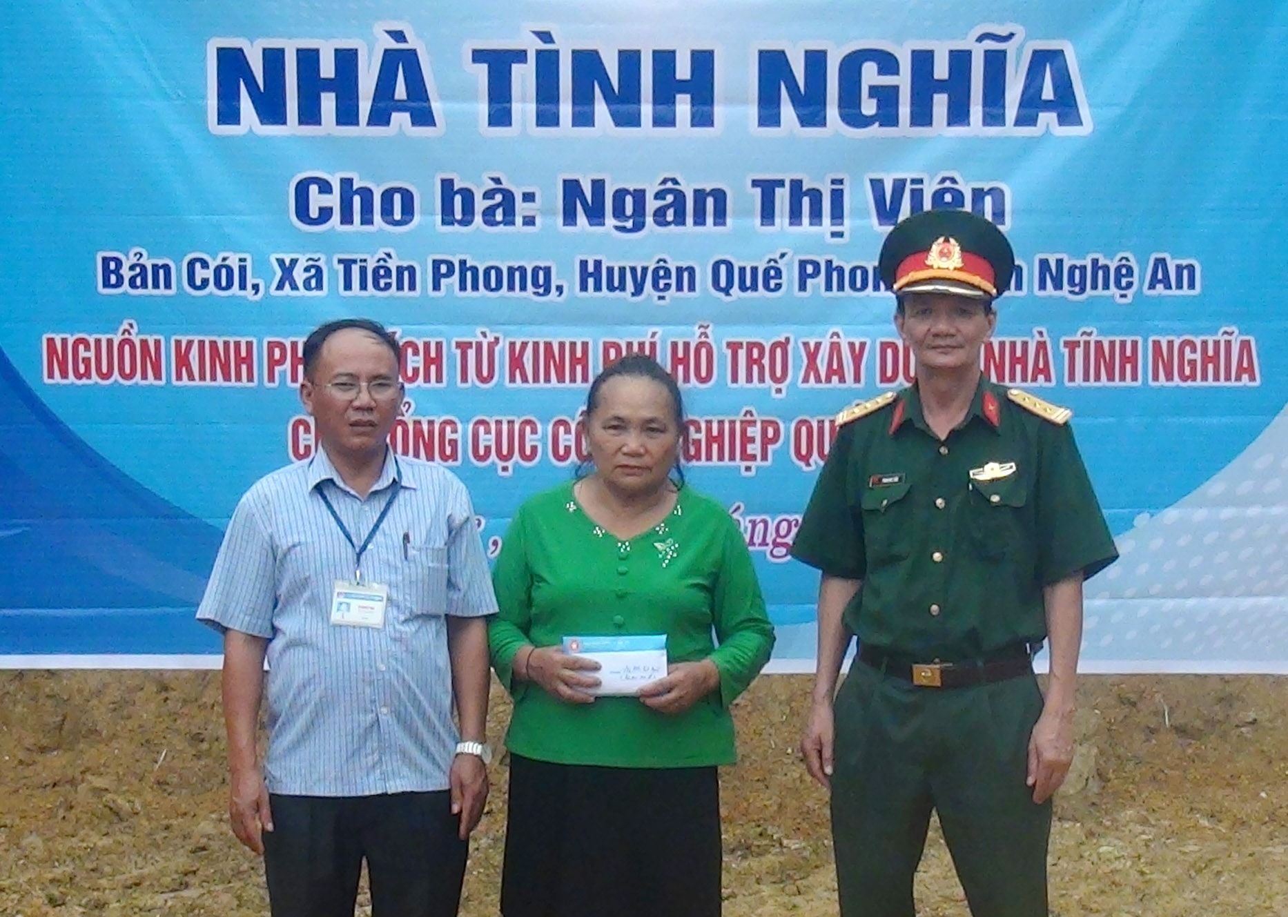 Trao nhà tình nghĩa cho hộ nghèo ở Quế Phong