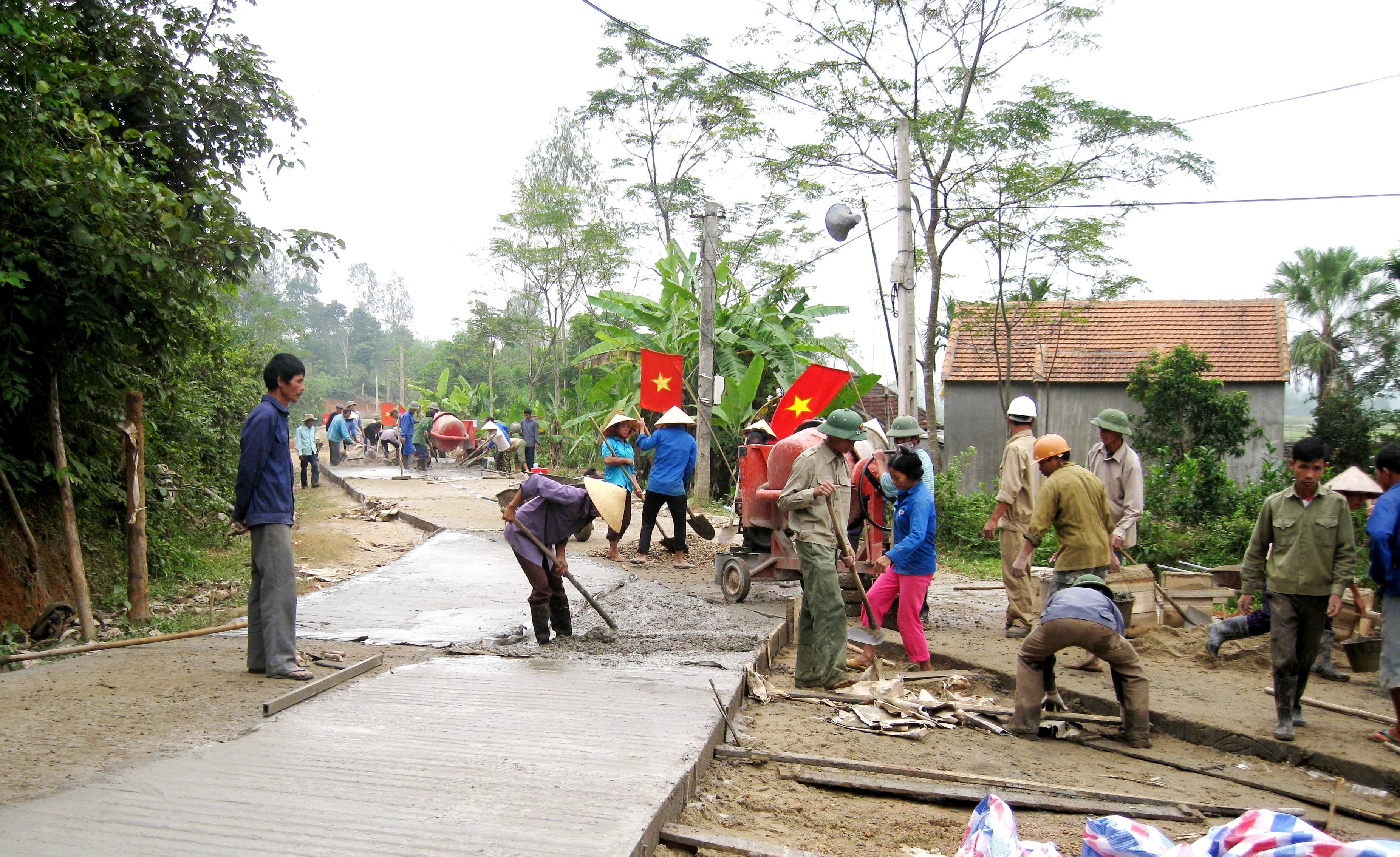 Nông dân Tào Sơn (Anh Sơn) làm giao thông nông thôn. Ảnh: Lương Mai
