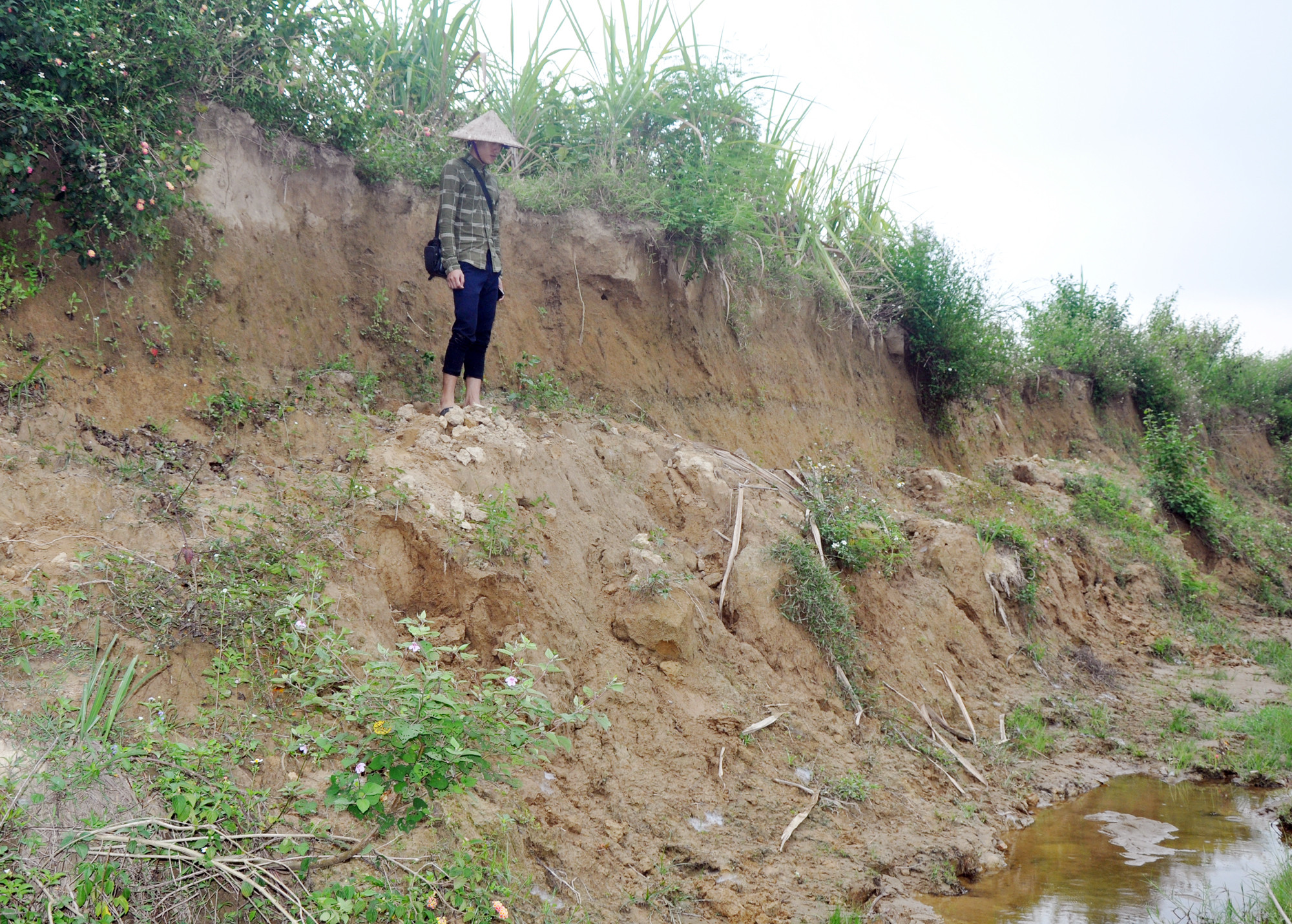 Cứ sau mỗi trận mưa, một diện tích không nhỏ đất sản xuất của bà con bản Thái Hòa 