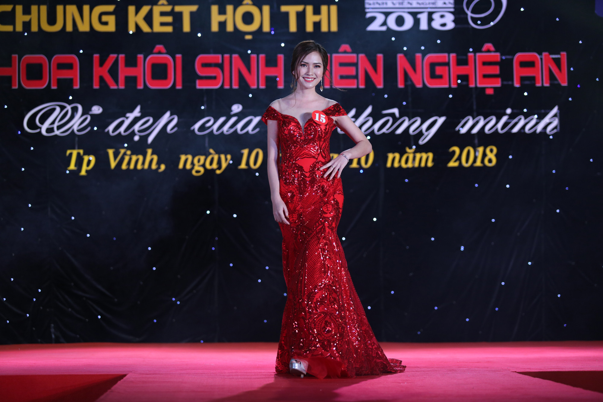 Thí sinh Nguyễn Thị Hoài, số báo danh 15, sinh viên lớp Kế toán K2 – 04, Đại học Kinh tế Nghệ An được bình chọn là thí sinh trình diễn trang phục dạ hội đẹp nhất. Ảnh: Đức Anh