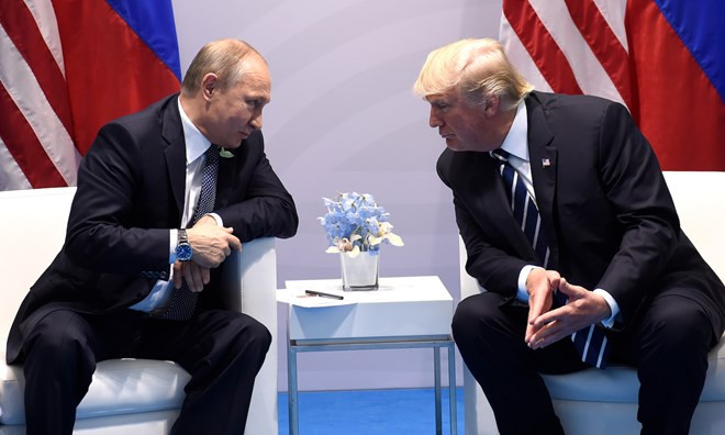 Tổng thống Nga Vladimir Putin (trái) và người đồng cấp Mỹ Donald Trump. Ảnh: AFP/Getty Images