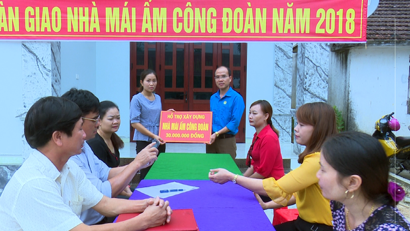 Liên đoàn lao động huyện trao mái ấm công doàn cho cô giáo Trương Thị Hoa giáo viên trường mầm non Kỳ Tân, ảnh Trọng Hùng.