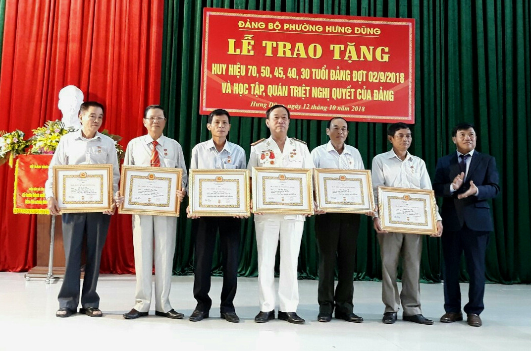 Bí thư Thành ủy Vinh trao huy hiệu Đảng cho các đảng viên Phường Hưng Dũng