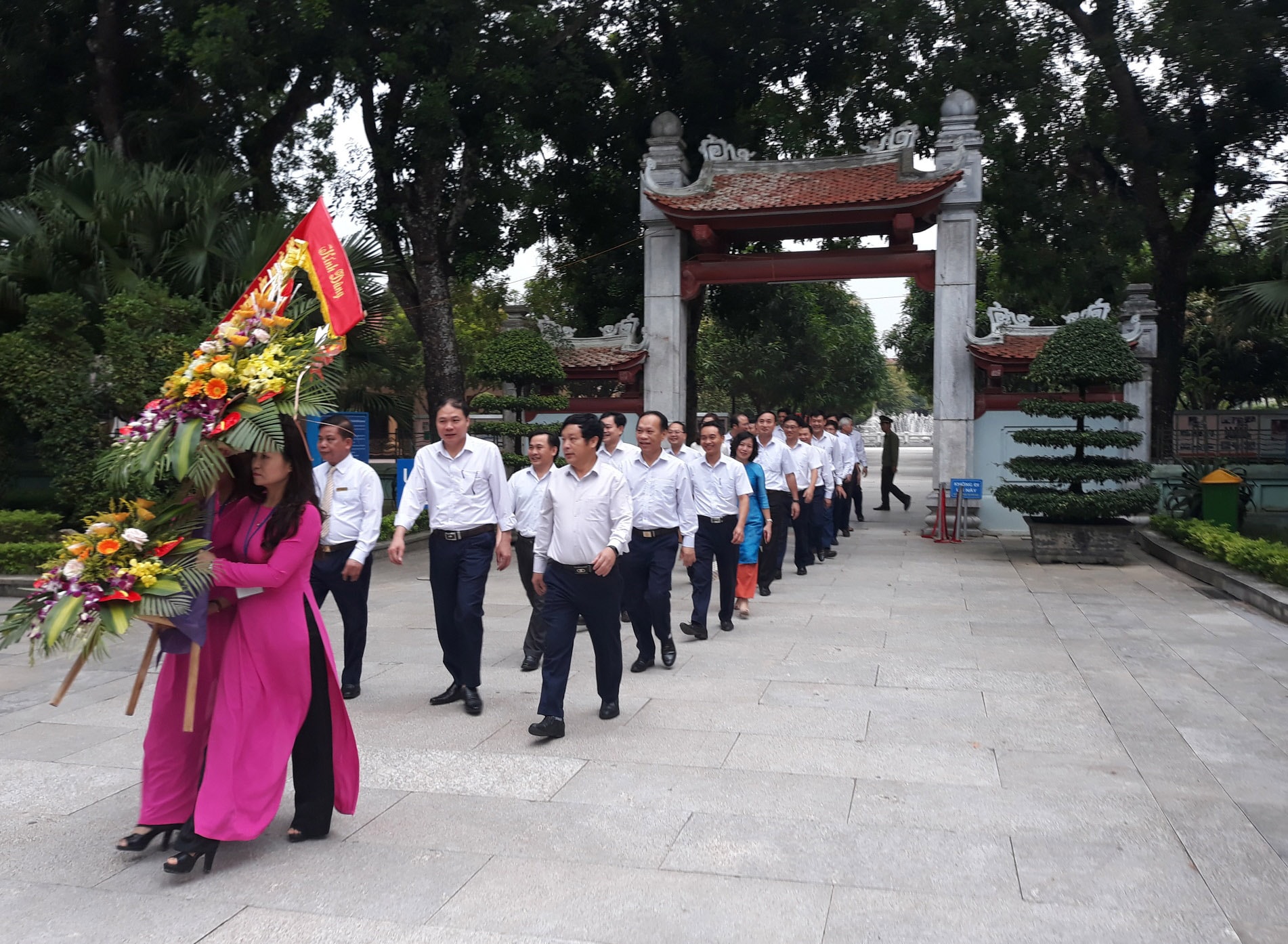 Đoàn đại biểu dâng hoa, dâng hương tại khu di tích Kim liên, Nam Đàn