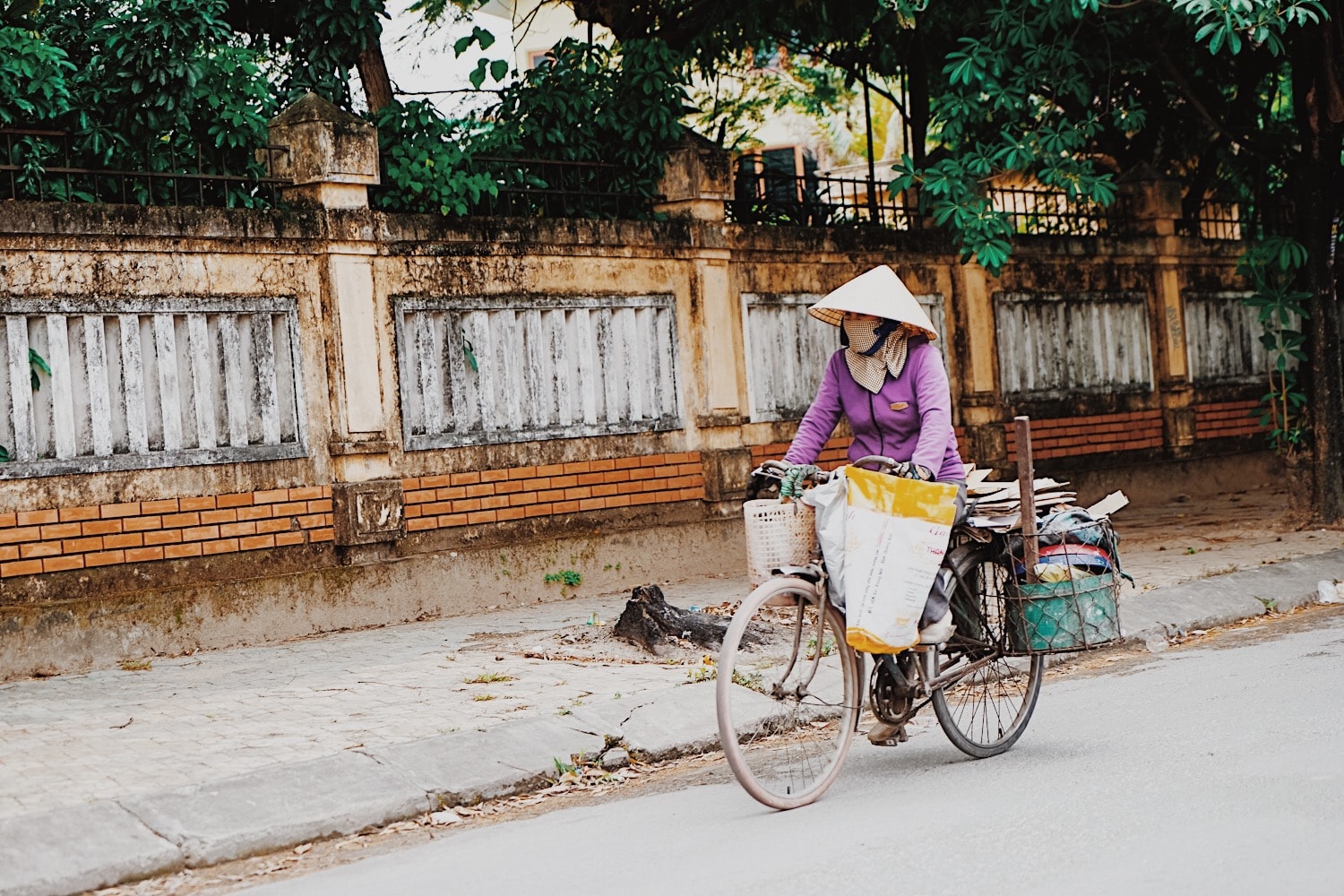 Một góc phố yên bình với hàng cây xanh và những mảng tường rêu phong đều trở nên lãng mạn hơn bao giờ hết khi gió lạnh ùa về. Ảnh: Lê Thắng