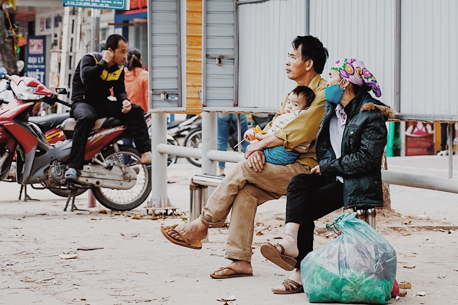 Mọi người ra phố lúc này đều đã ấm áp hơn với áo khoác, áo len, áo tay dài. Ảnh: Lê Thắng