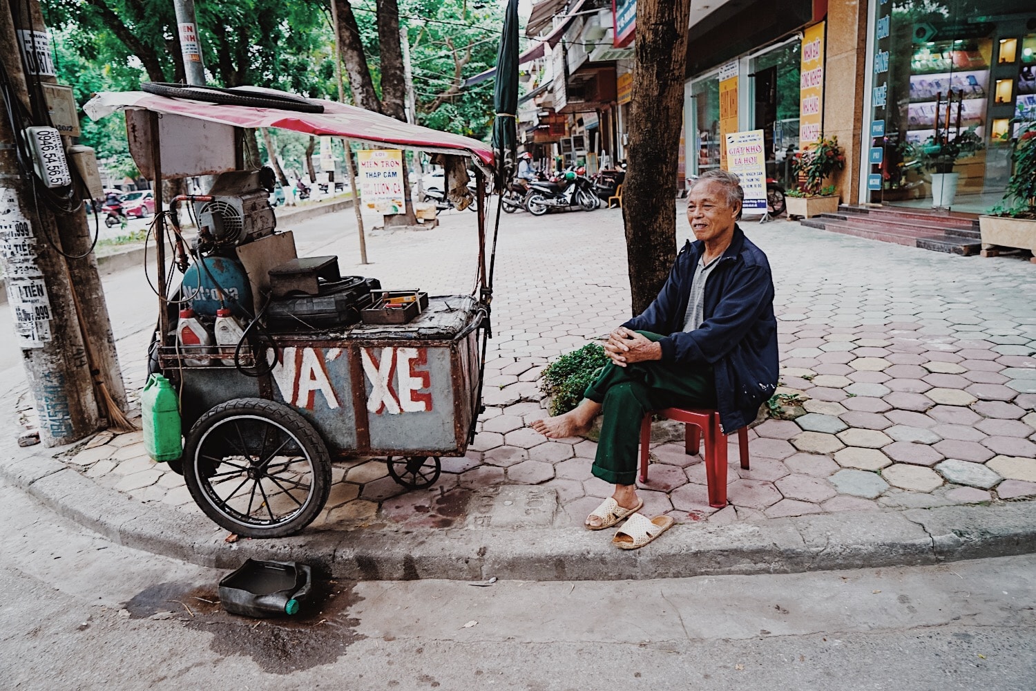 Có lẽ những người lao động bám phố là những người mong chờ gió mùa hơn hết, bởi thời tiết dễ chịu sẽ khiến công việc của họ đỡ bao nhọc nhằn. Ảnh: Lê Thắng