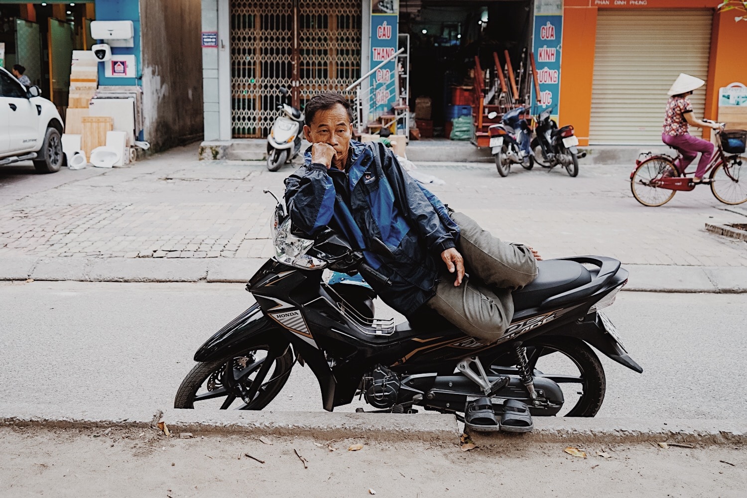 Trời thu làm nhịp sống hối hả thường ngày ở phố như chậm lại một chút. Ảnh: Lê Thắng