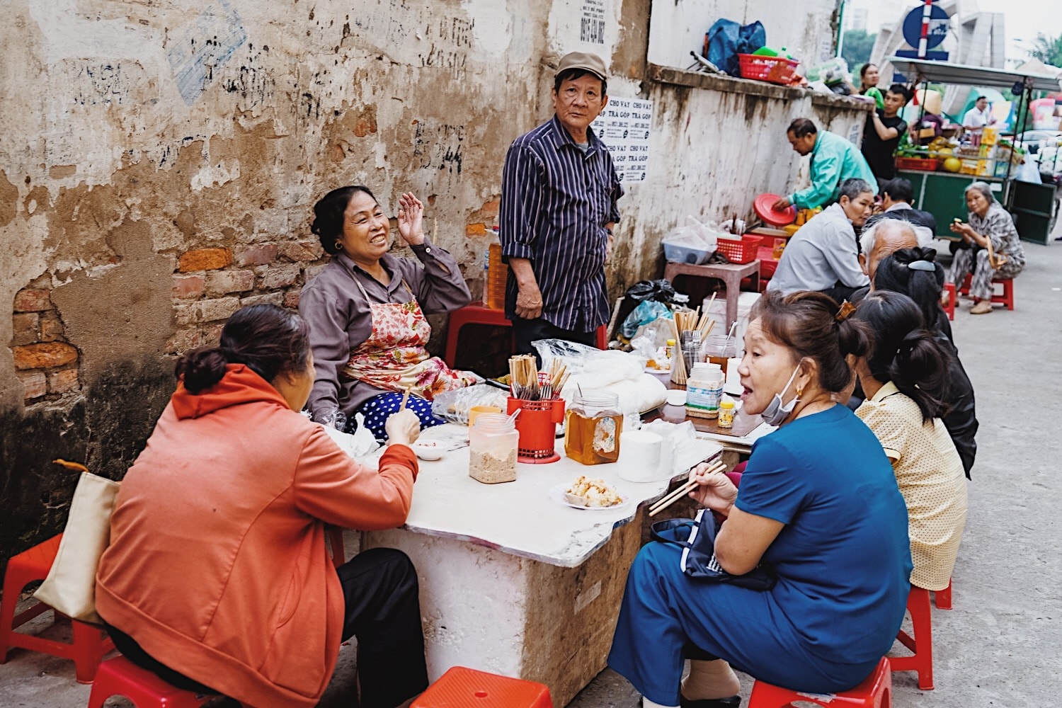 Những quán nhỏ bán đồ ăn sáng ấm cúng hơn với đĩa xôi, bát bún, đĩa bánh mướt nóng hổi. Ảnh: Lê Thắng