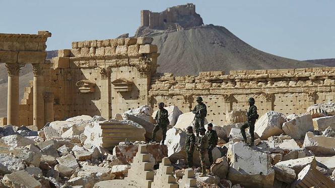 Lính Syria trên đống đổ nát của thành cổ Palmyra /// Reuters